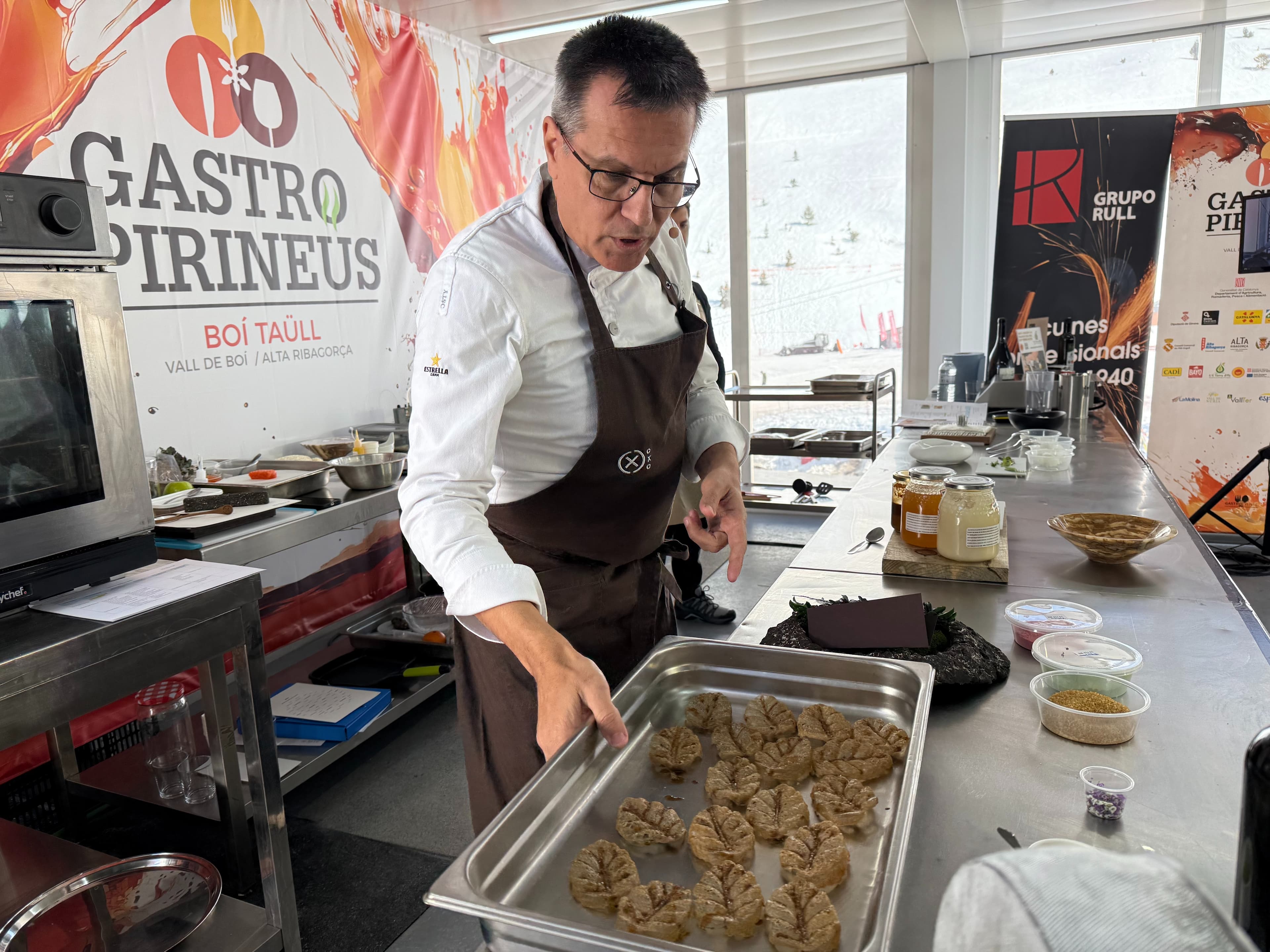 Oriol Castro, xef de ‘Disfrutar’, cuina la neu i converteix en plat la llana d'ovella a la trobada GastroPirineu