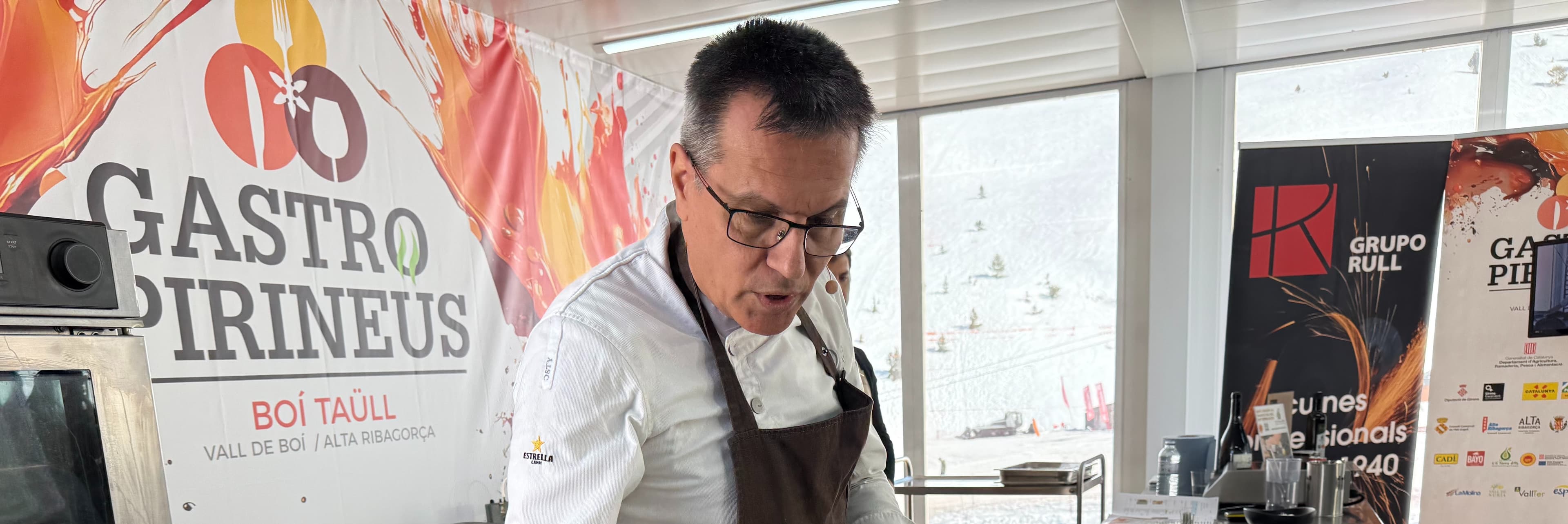 Oriol Castro, xef de ‘Disfrutar’, cuina la neu i converteix en plat la llana d'ovella a la trobada GastroPirineu