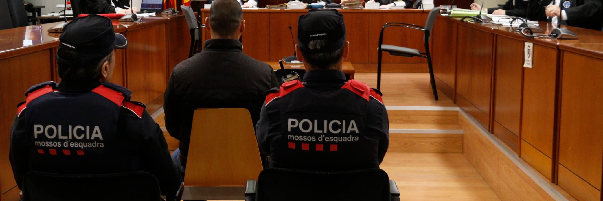 Una dona declara que la seva parella la va ruixar i cremar a propòsit en un domicili d'Artesa de Segre