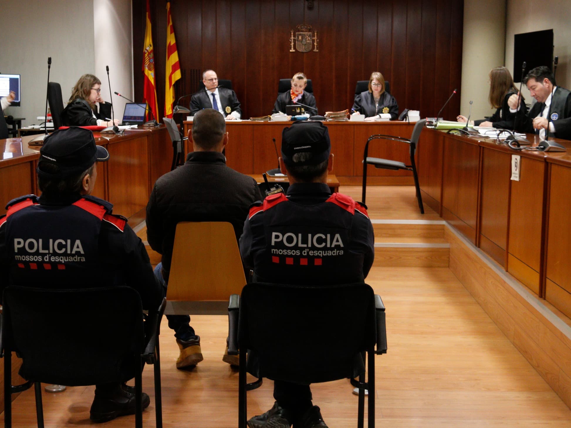 Una dona declara que la seva parella la va ruixar i cremar a propòsit en un domicili d'Artesa de Segre