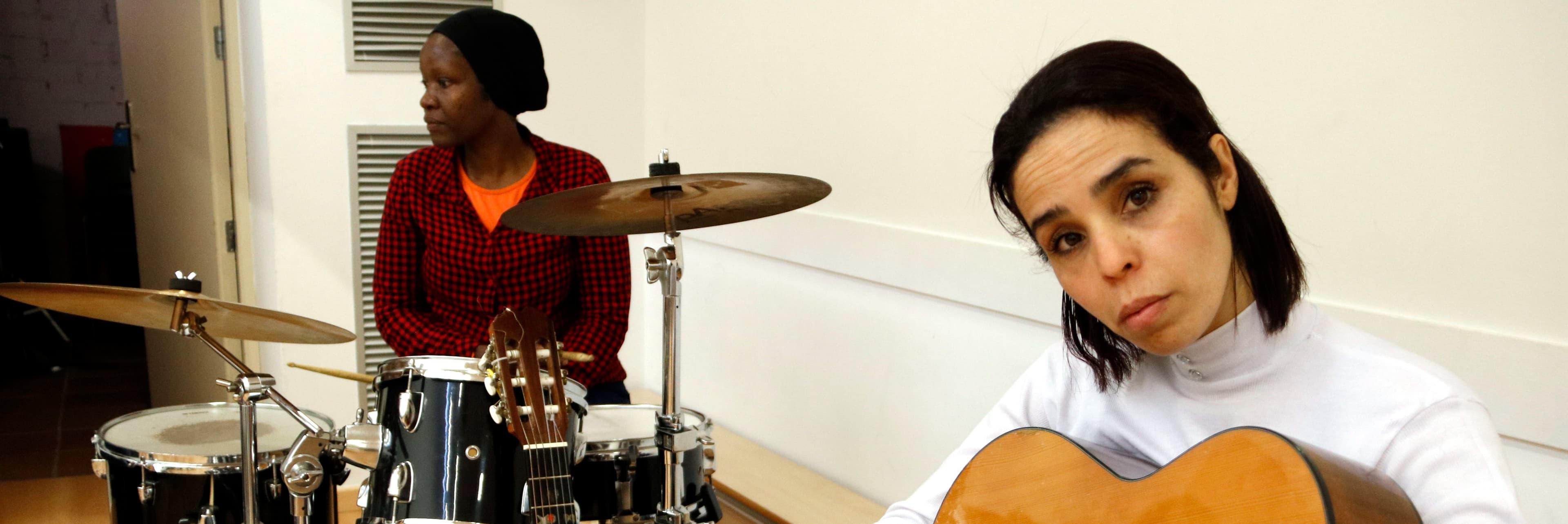 Diverses mares residents al Centre Històric de Lleida participen en un combo musical per empoderar-se i desconnectar