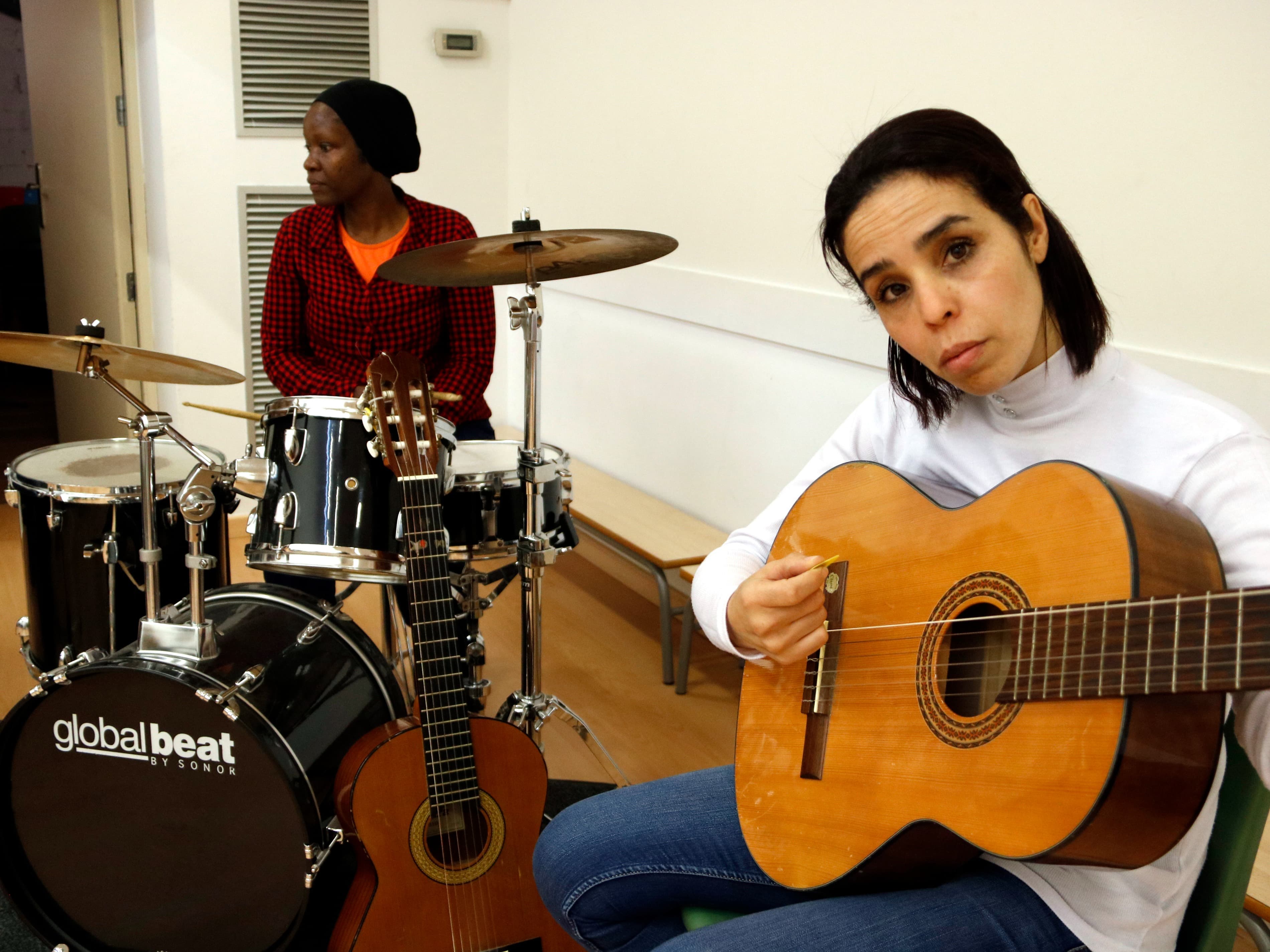 Diverses mares residents al Centre Històric de Lleida participen en un combo musical per empoderar-se i desconnectar