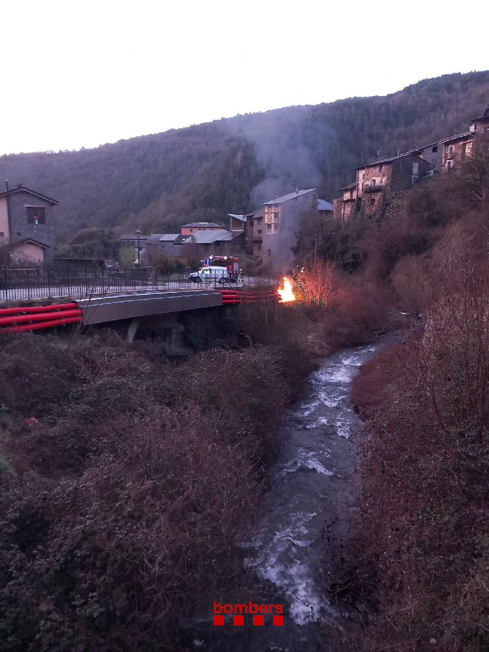 Un incendi en una línia d'alta tensió deixa sense llum diversos nuclis de la vall de Castellbò