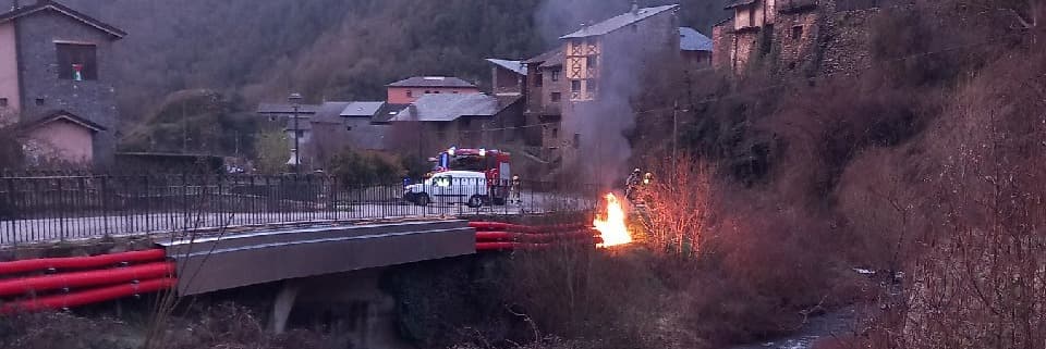 Un incendi en una línia d'alta tensió deixa sense llum diversos nuclis de la vall de Castellbò