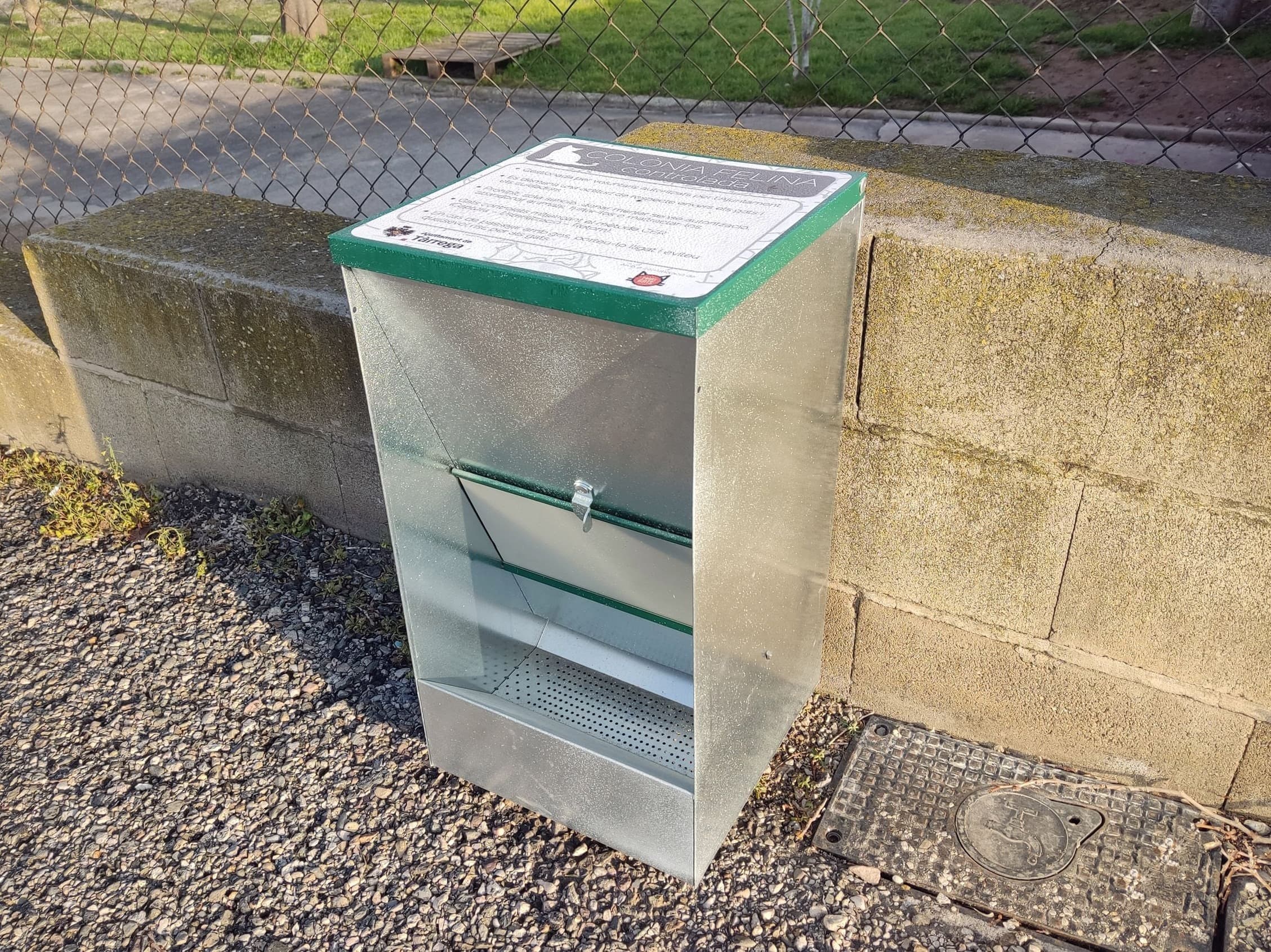 L’Ajuntament de Tàrrega habilita una vintena de menjadores per controlar les colònies urbanes de gats ferals