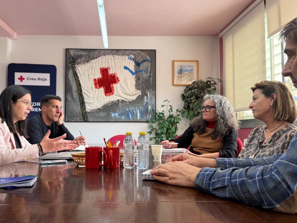 Esquerra i la Creu Roja, disposats a col·laborar per projectes de voluntariat, acompanyament de gent gran i sensellarisme