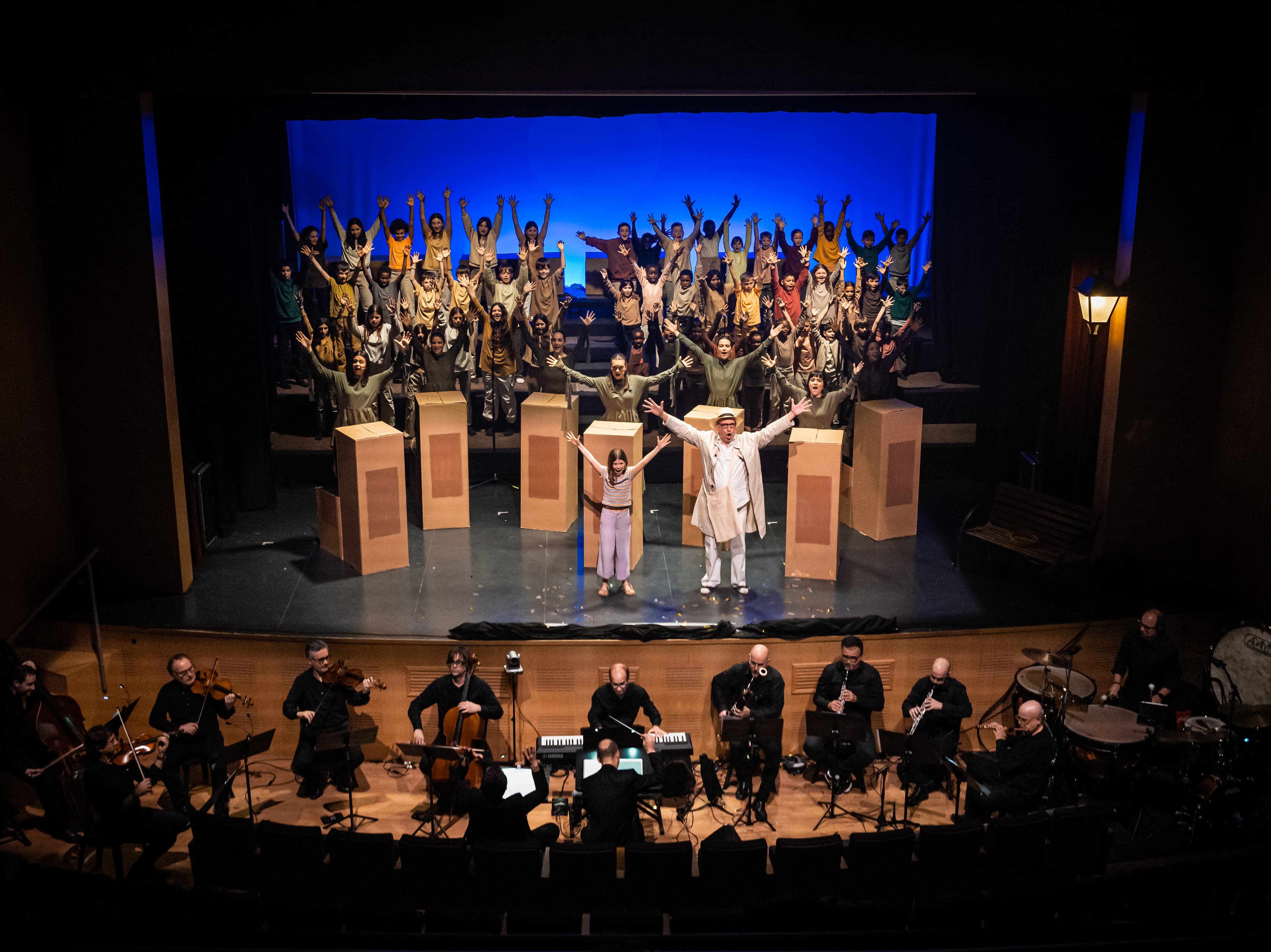 El teatre Municipal Ateneu de Guissona rep la participació de 443 alumnes per representar l’obra ‘L’espill Encantat’