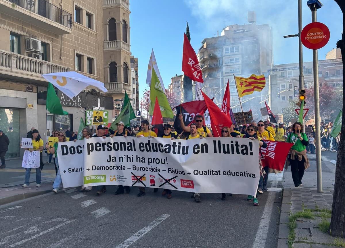 Uns 2.000 docents es tornen a manifestar a Lleida per demanar una educació amb més recursos