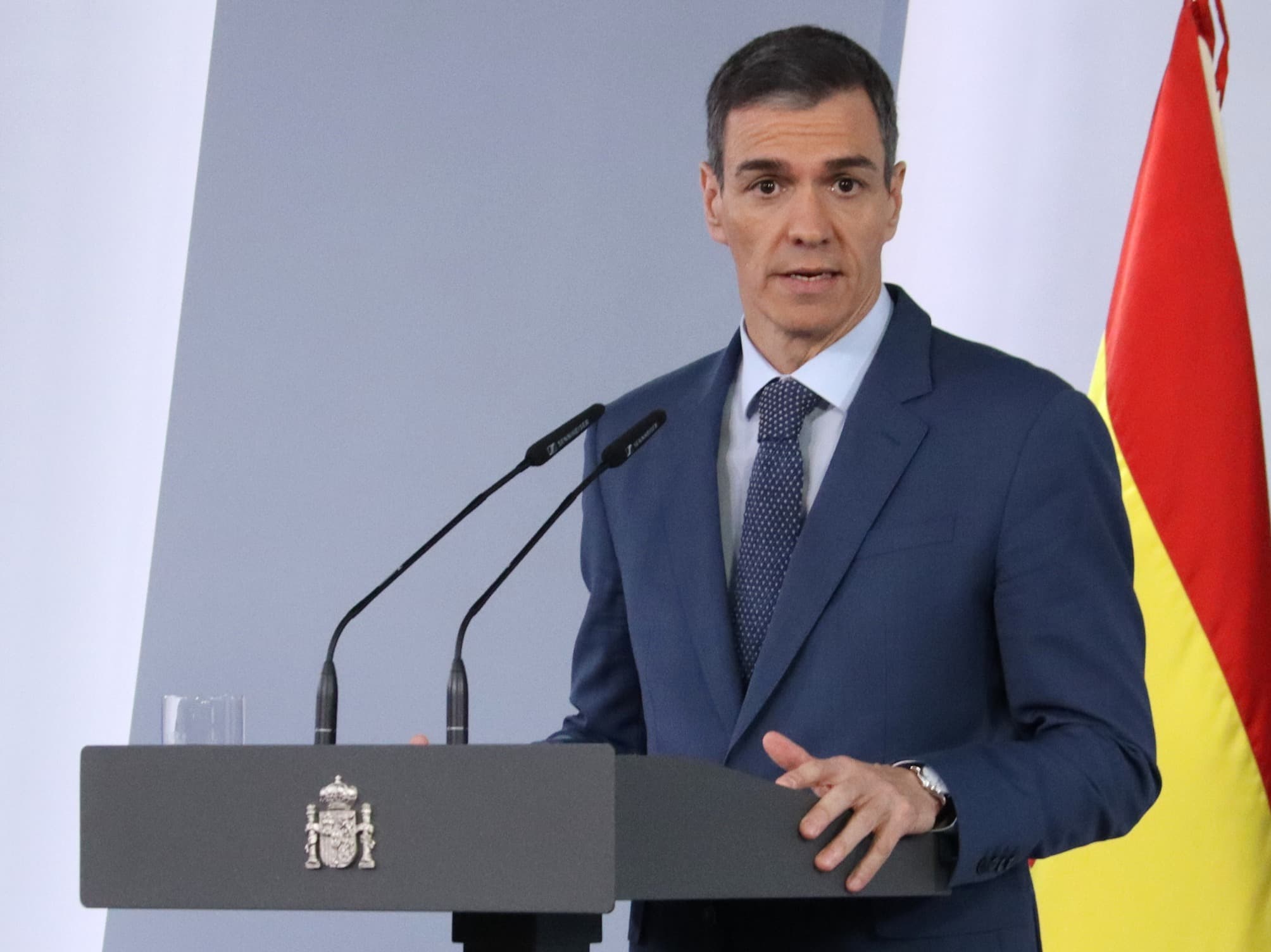 El govern espanyol invertirà 5.000 milions d'euros en el decret anticrisi que inclou la rebaixa de l'IVA als carburants