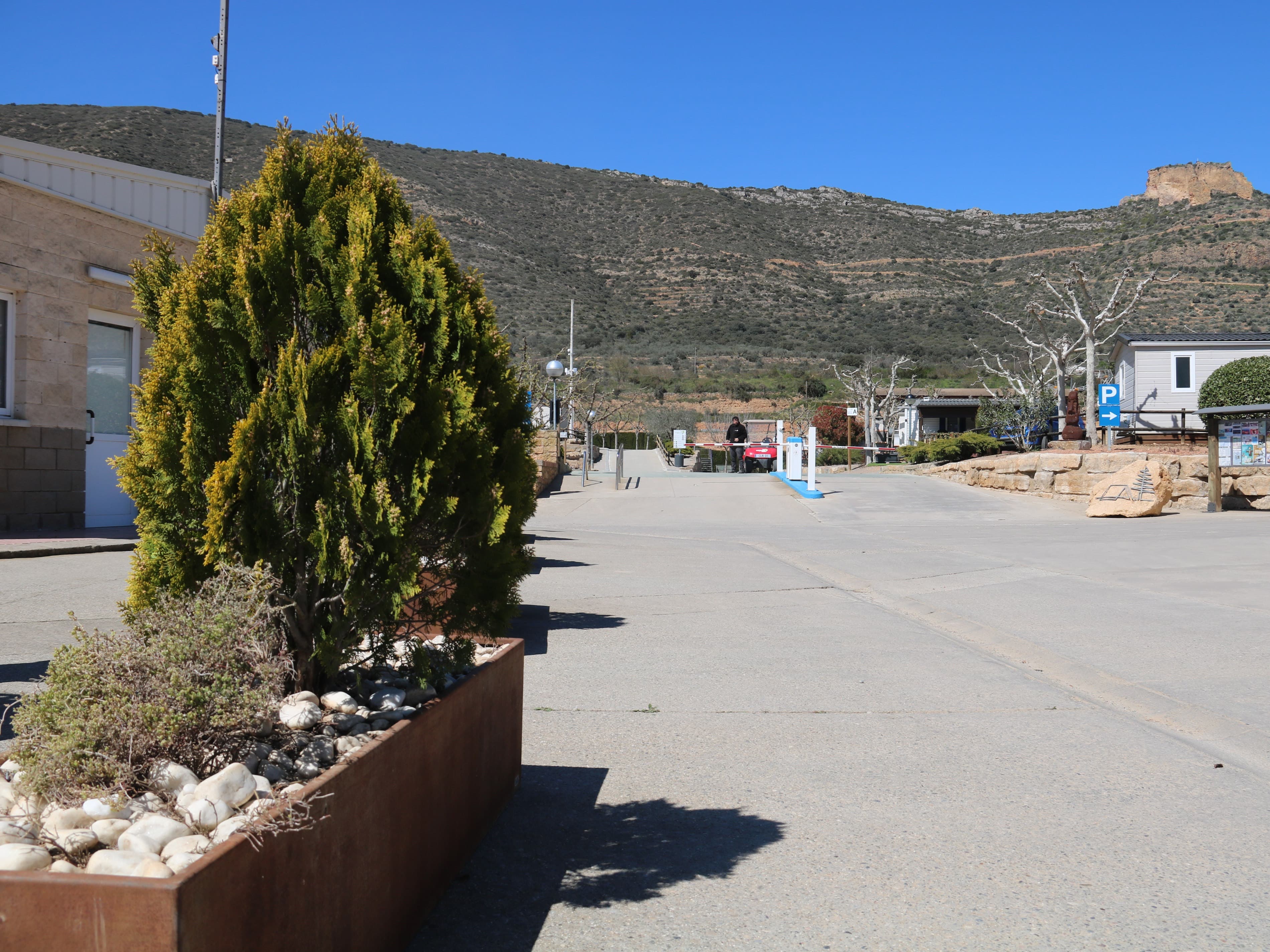 Una dona i dos menors ferits de poca gravetat per la caiguda d’una planxa per la ventada a Camarasa