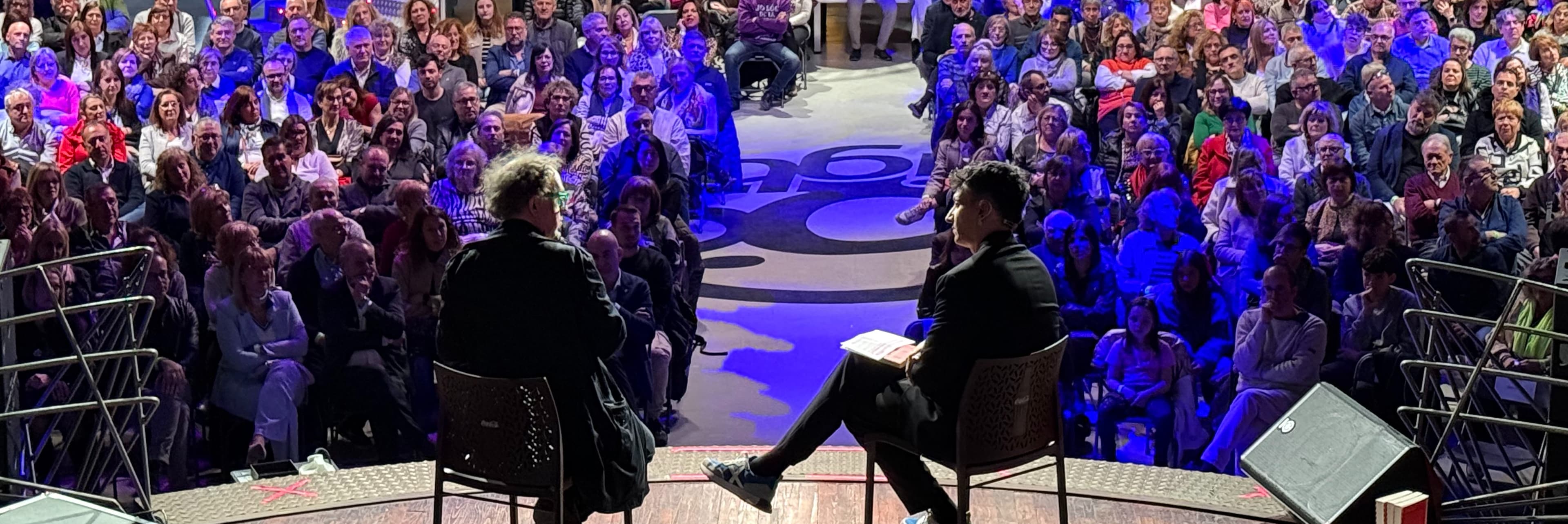 La presentació d'un llibre congrega mig miler de persones a la discoteca Big Ben