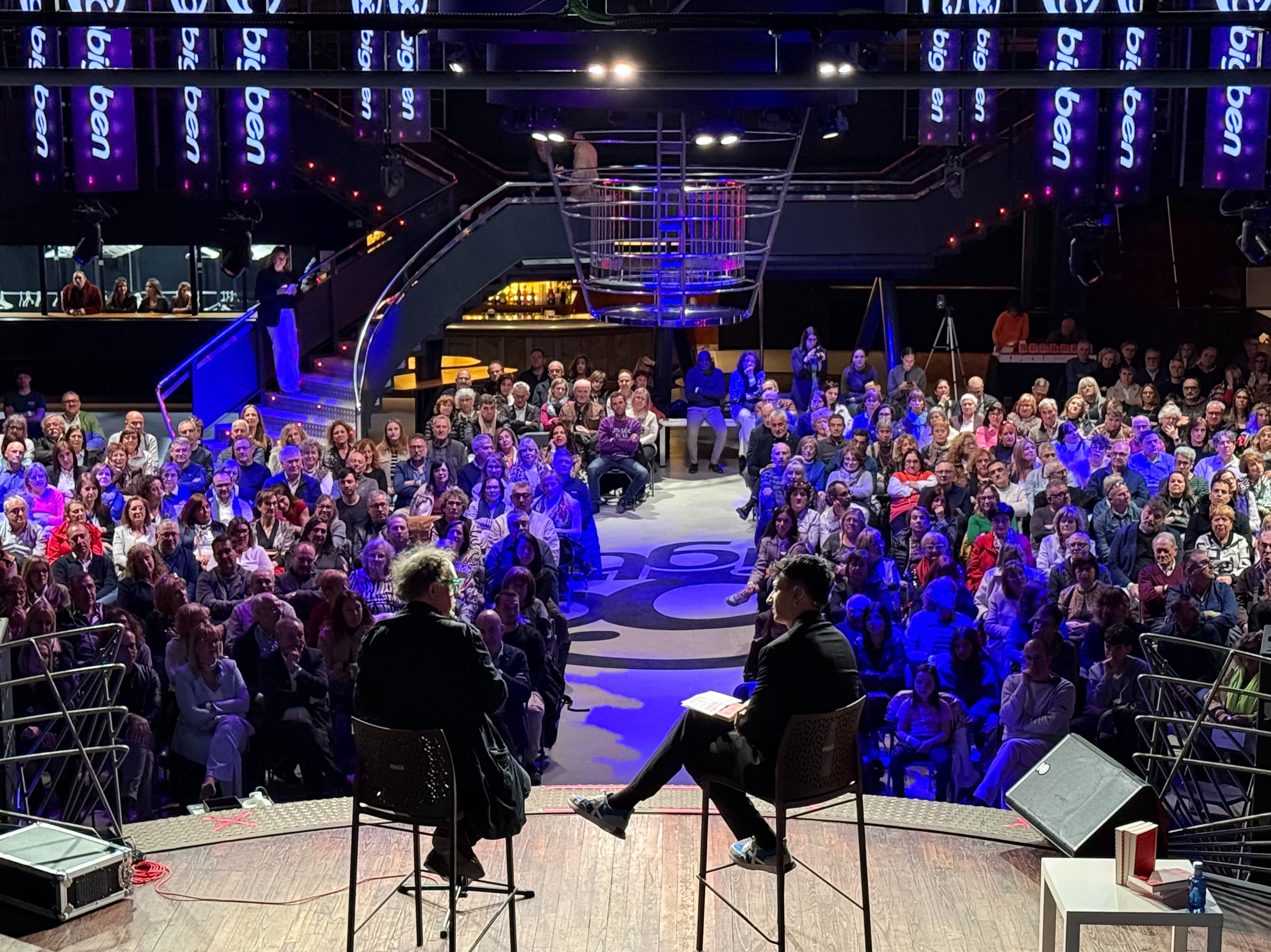 La presentació d'un llibre congrega mig miler de persones a la discoteca Big Ben