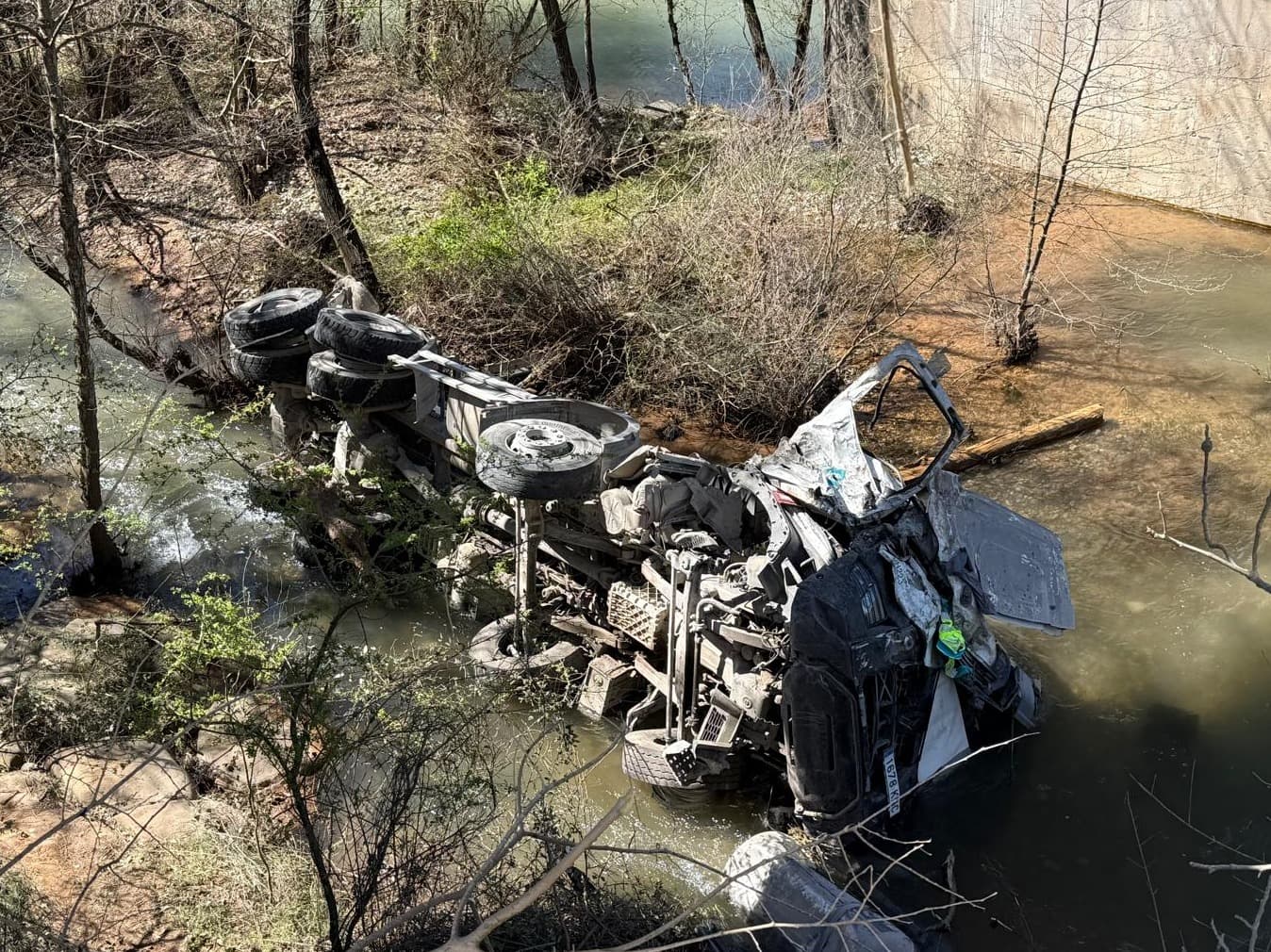 Un camió formigonera cau 20 metres per un pont a Talarn