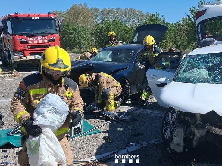 Un xoc frontal entre dos turismes a l'N-II a Sidamon deixa set persones ferides