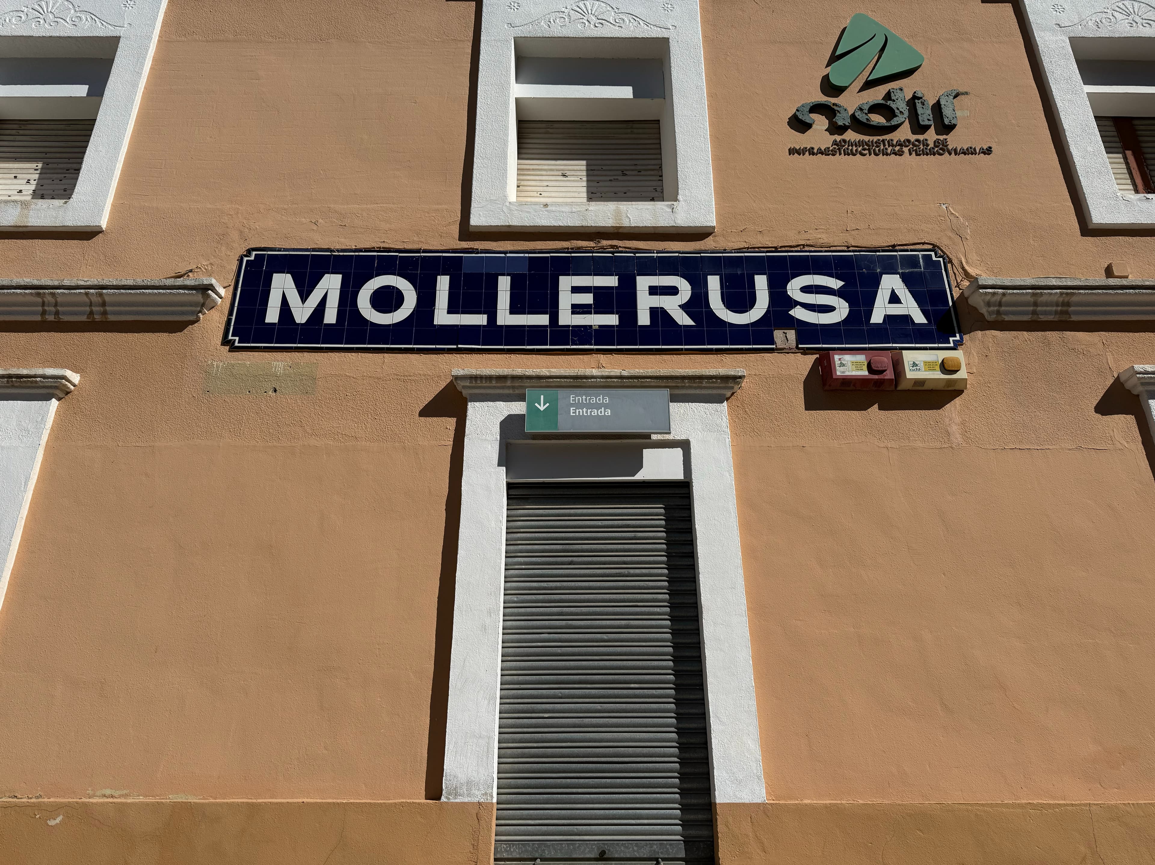 Mollerussa demana corregir el nom de la ciutat al rètol de l’estació de tren