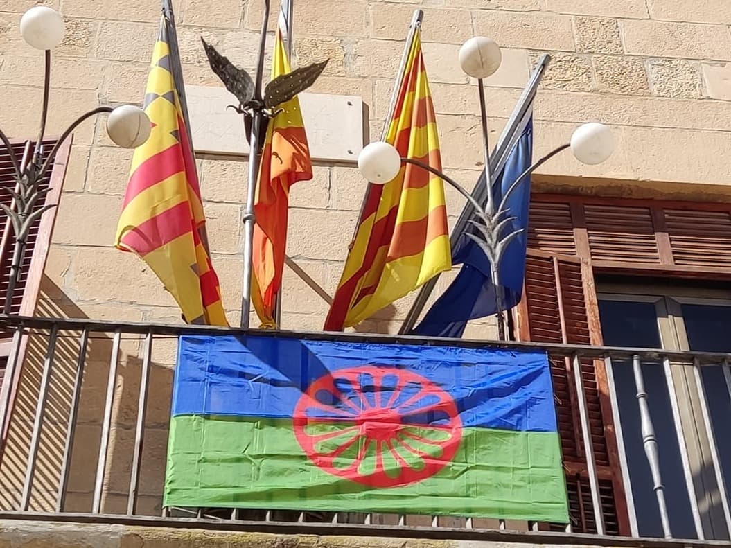 Tàrrega llueix la bandera romaní per commemorar el Dia Internacional del Poble Gitano