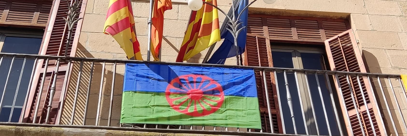 Tàrrega llueix la bandera romaní per commemorar el Dia Internacional del Poble Gitano