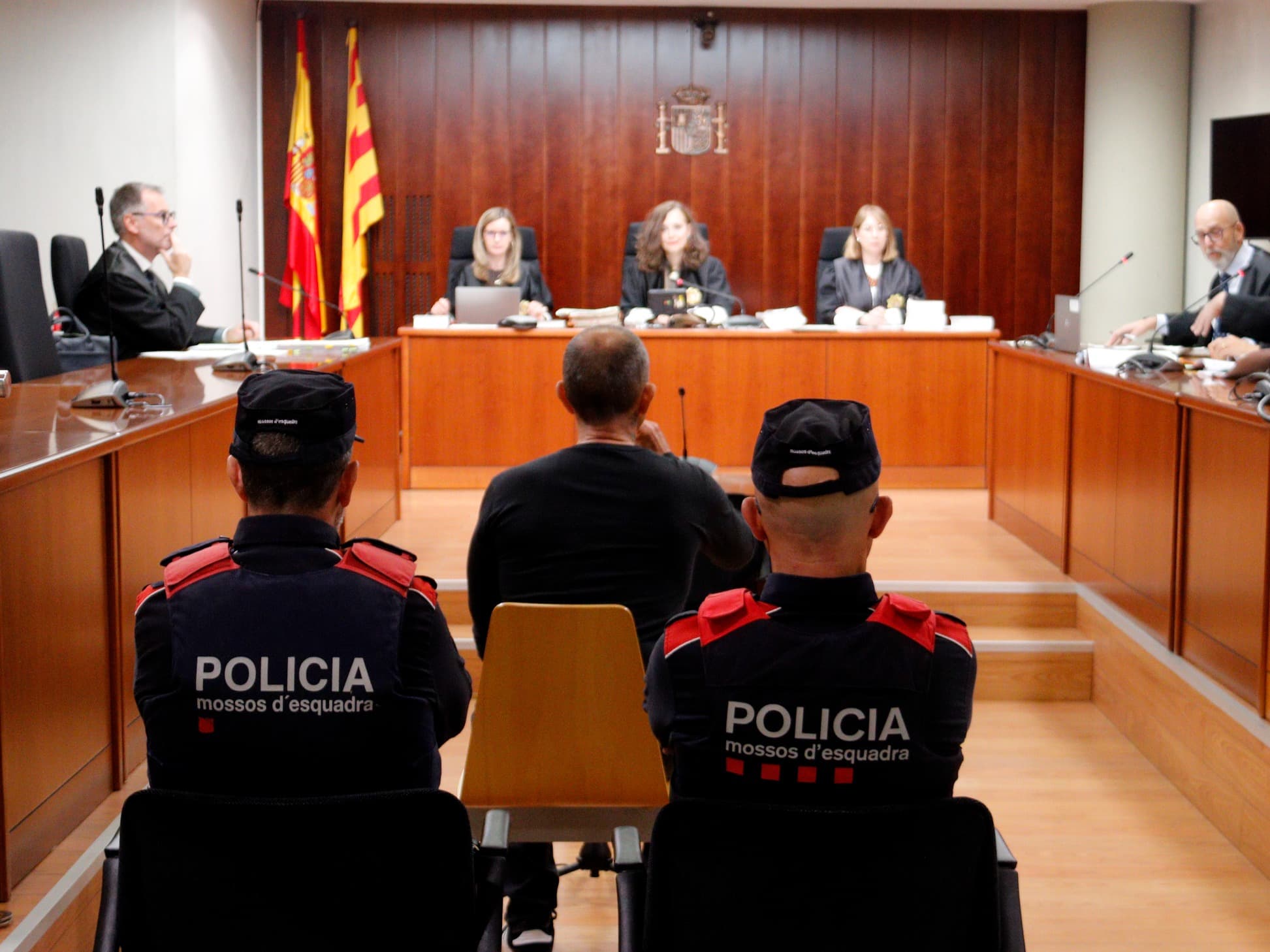 Fiscalia rebaixa la petició de presó fins als 11 anys i 3 mesos a l'acusat d'intentar matar a l'exdona amb una destral