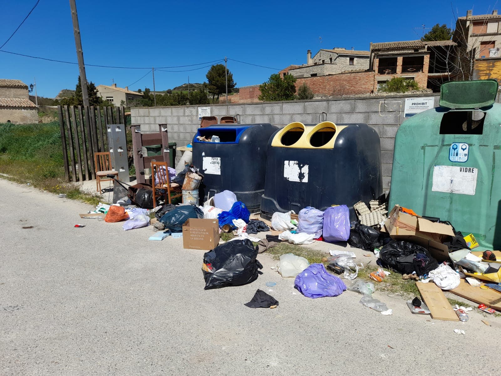 El Consell Comarcal de la Segarra denuncia abocaments incívics en les àrees de contenidors de la comarca