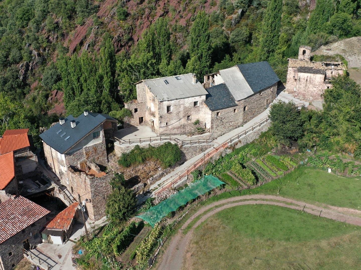 El Govern asfalta la carretera d’accés del poble de Mencui
