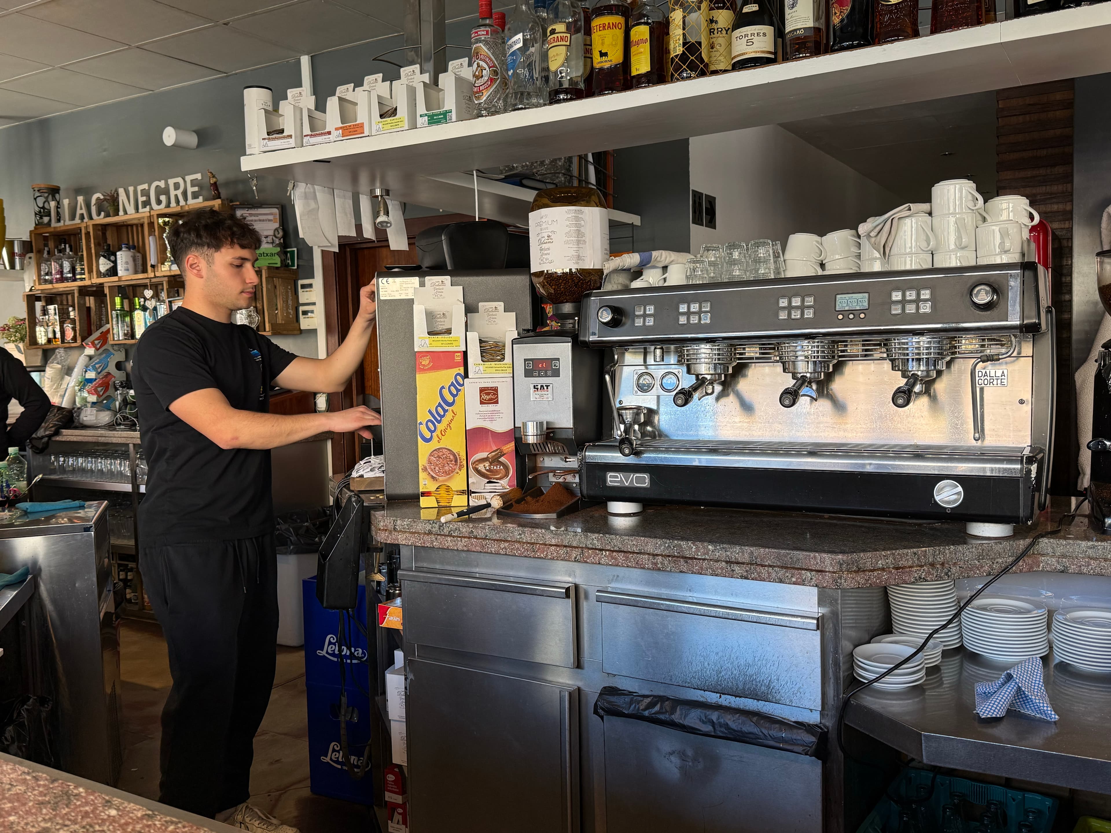 Una desena d’establiments de Tremp s’adhereixen a una campanya per reforçar l’ús del català