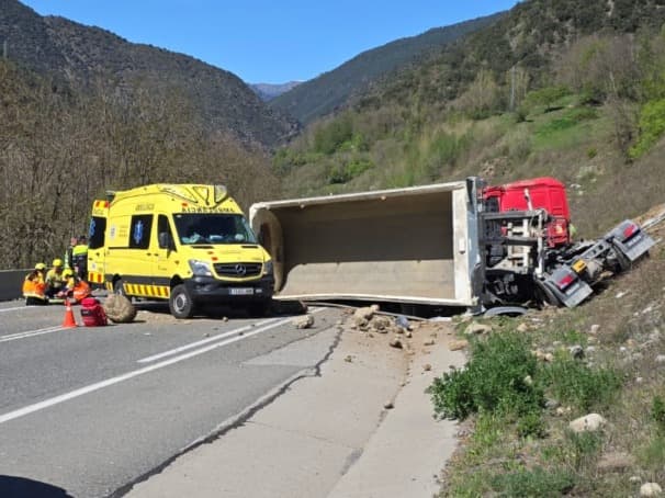 Un ferit greu en bolcar un camió a l’N-145 entre la Seu d’Urgell i Andorra