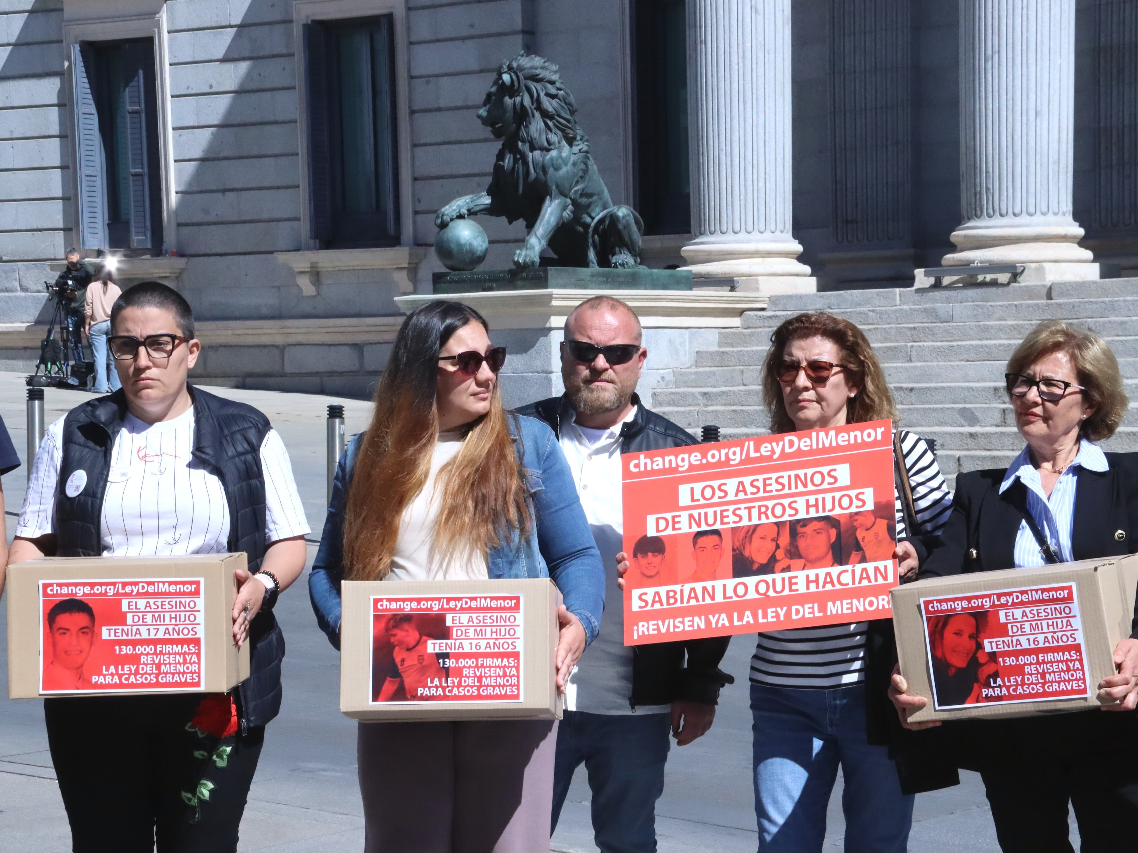 La família del jove assassinat a Tàrrega porta 130.000 firmes al Congrés per endurir les condemnes a menors