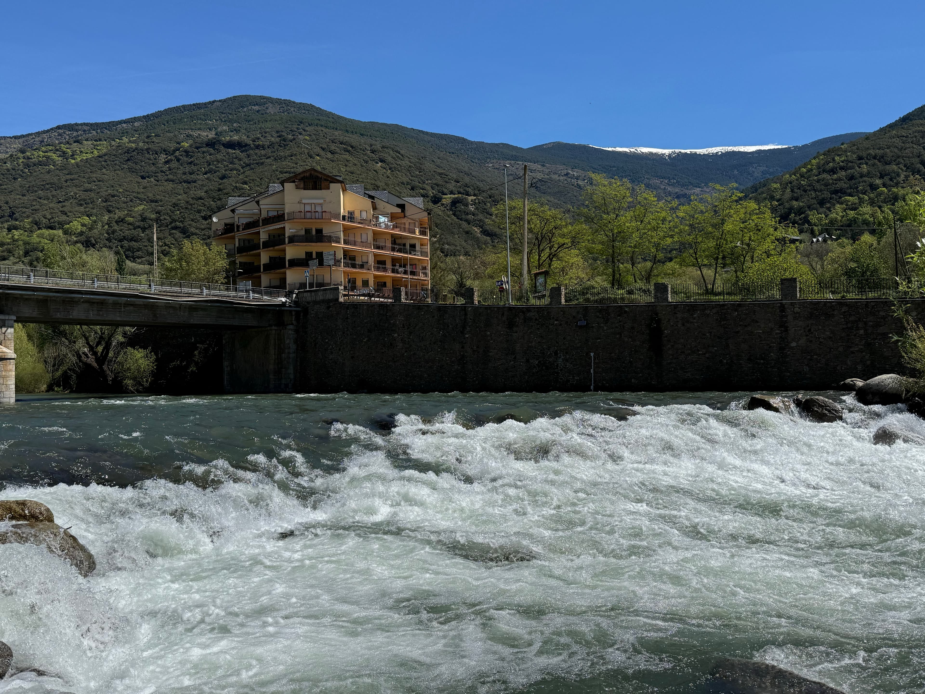Els elevats cabals dels rius del Pirineu dificulten la pràctica de la pesca