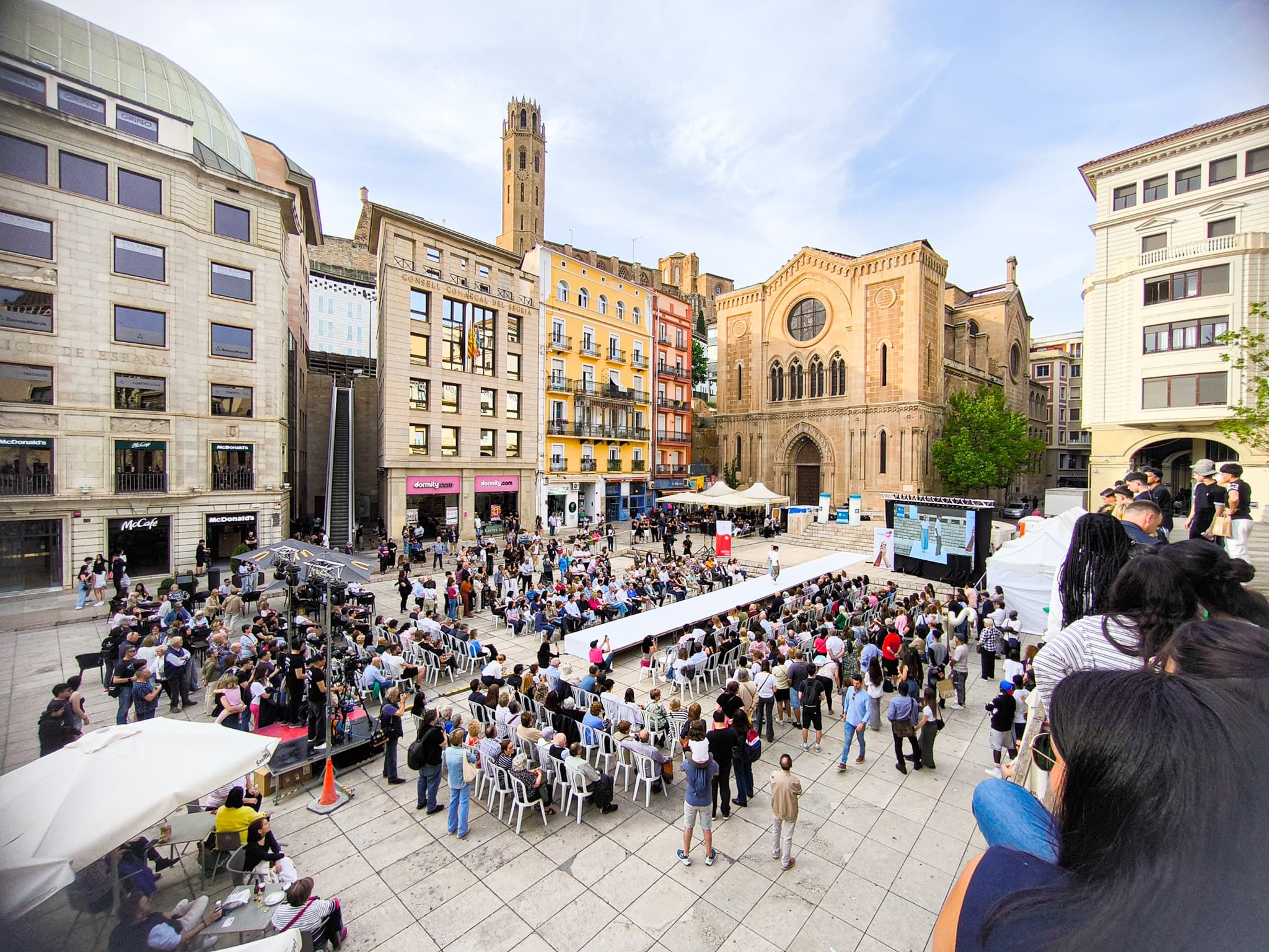 La plaça Sant Joan de Lleida s’omple de moda que “transforma vides” amb la desfilada de Troballes