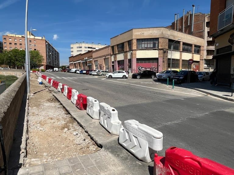 La Paeria amplia la vorera i dos nous passos de vianants al carrer Roger de Llúria