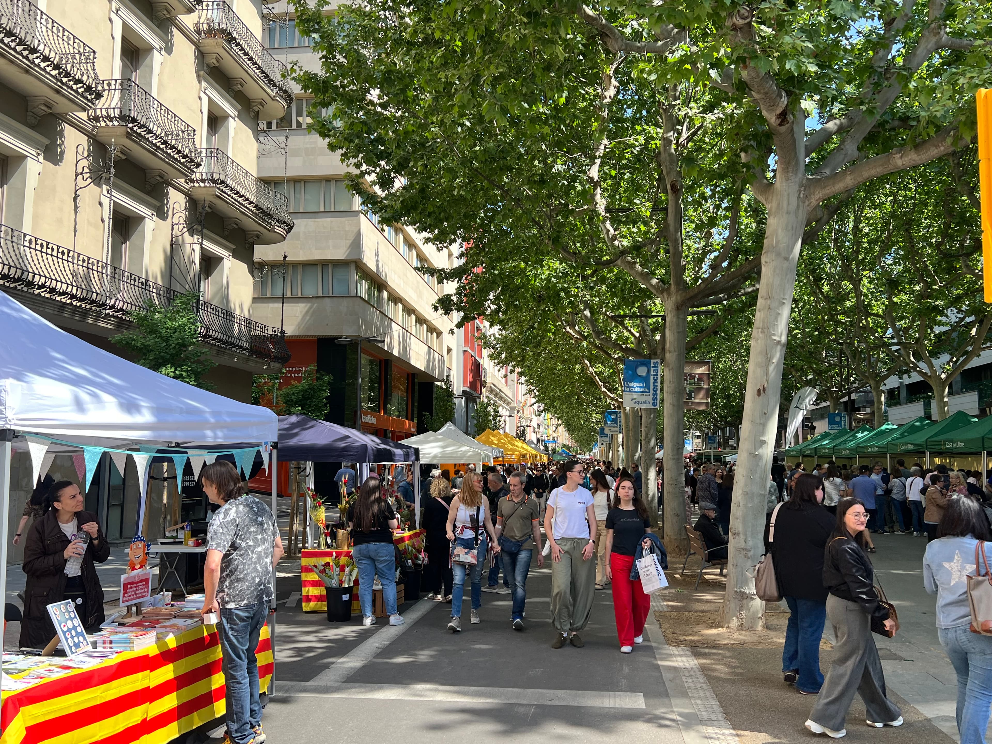 Lleida celebra la diada de Sant Jordi amb una rambla Ferran renovada sense moltes aglomeracions