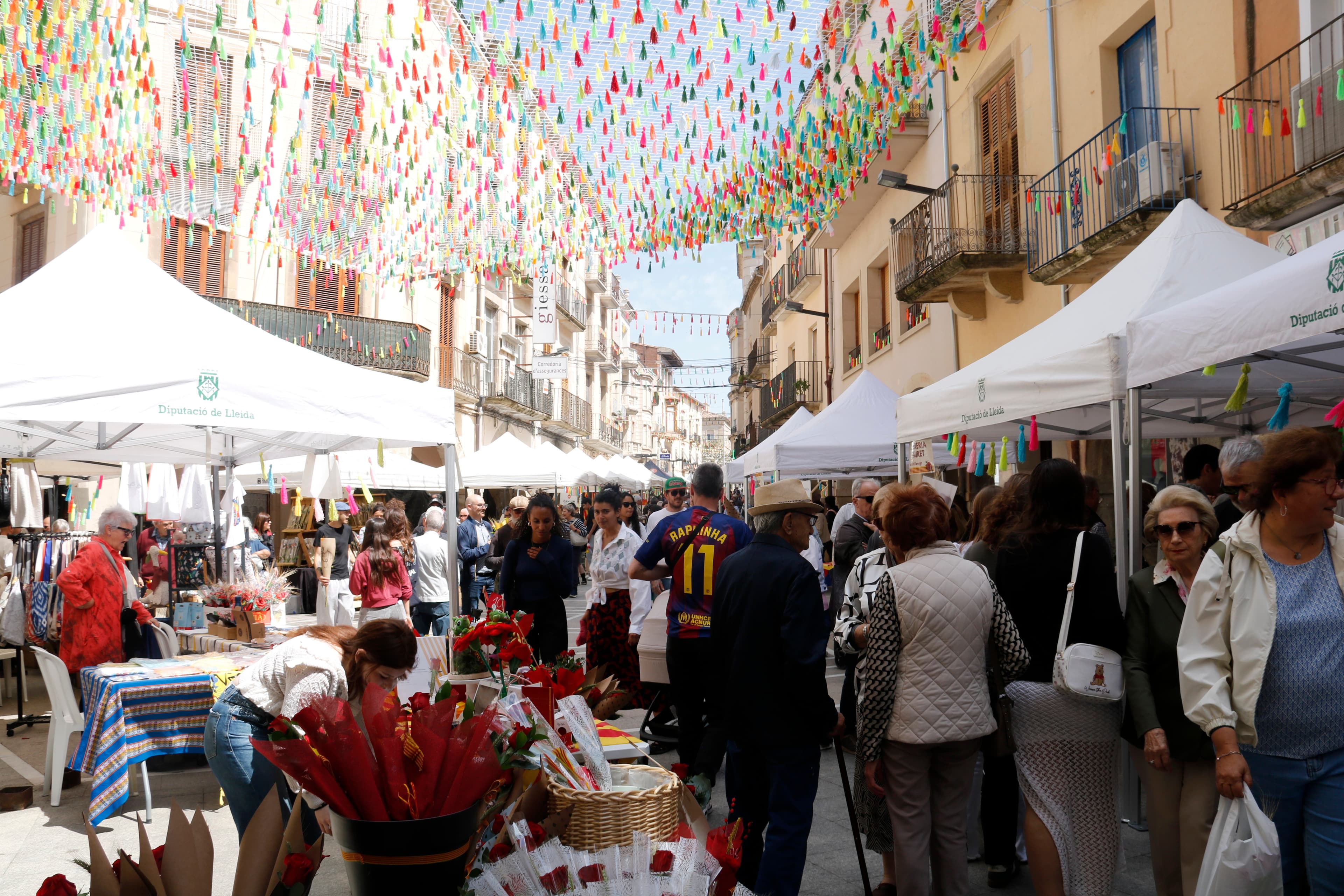 Sant Jordi omple els carrers de tots els racons de la demarcació de Lleida