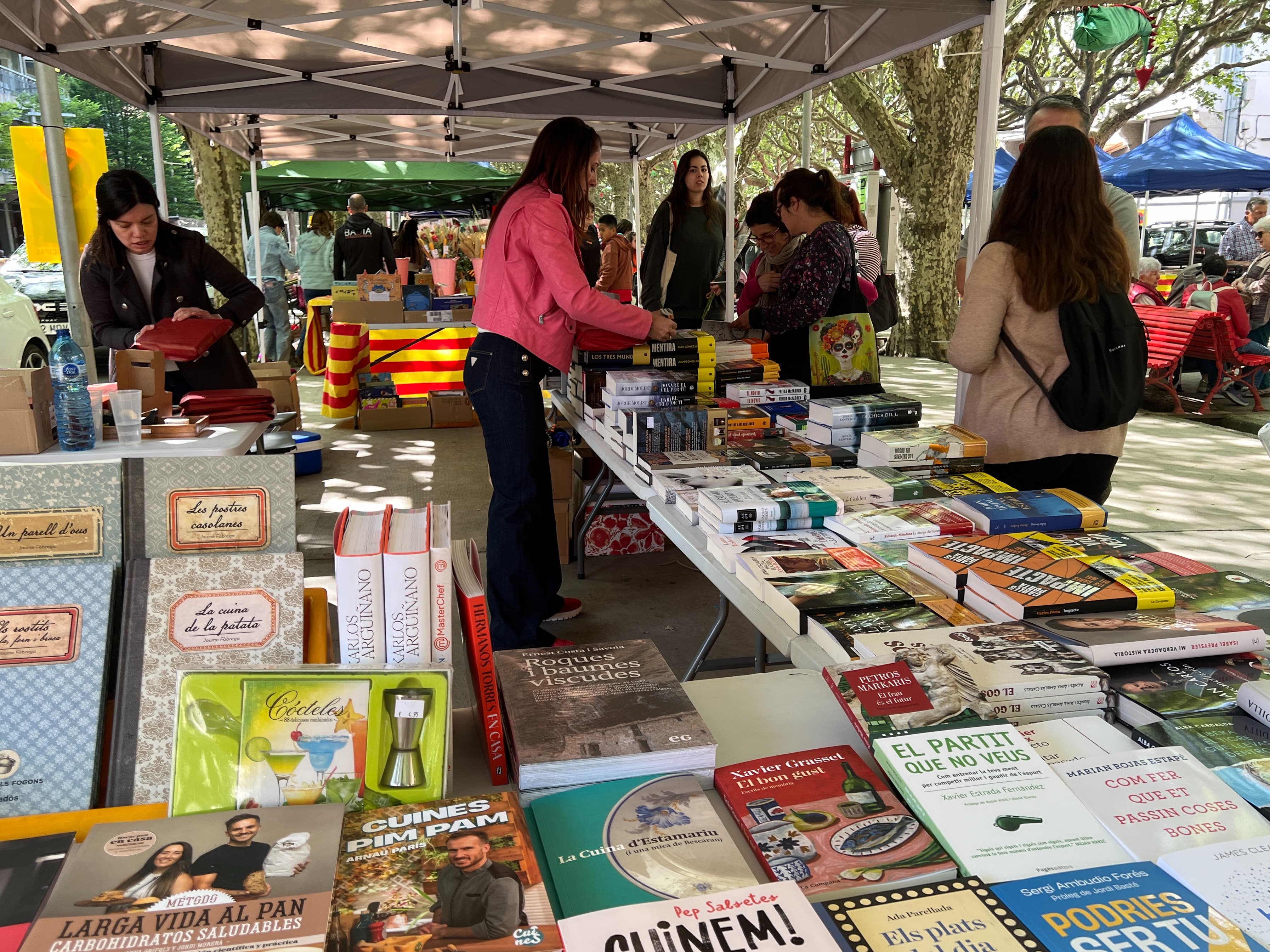 Sant Jordi omple els carrers de tots els racons de la demarcació de Lleida