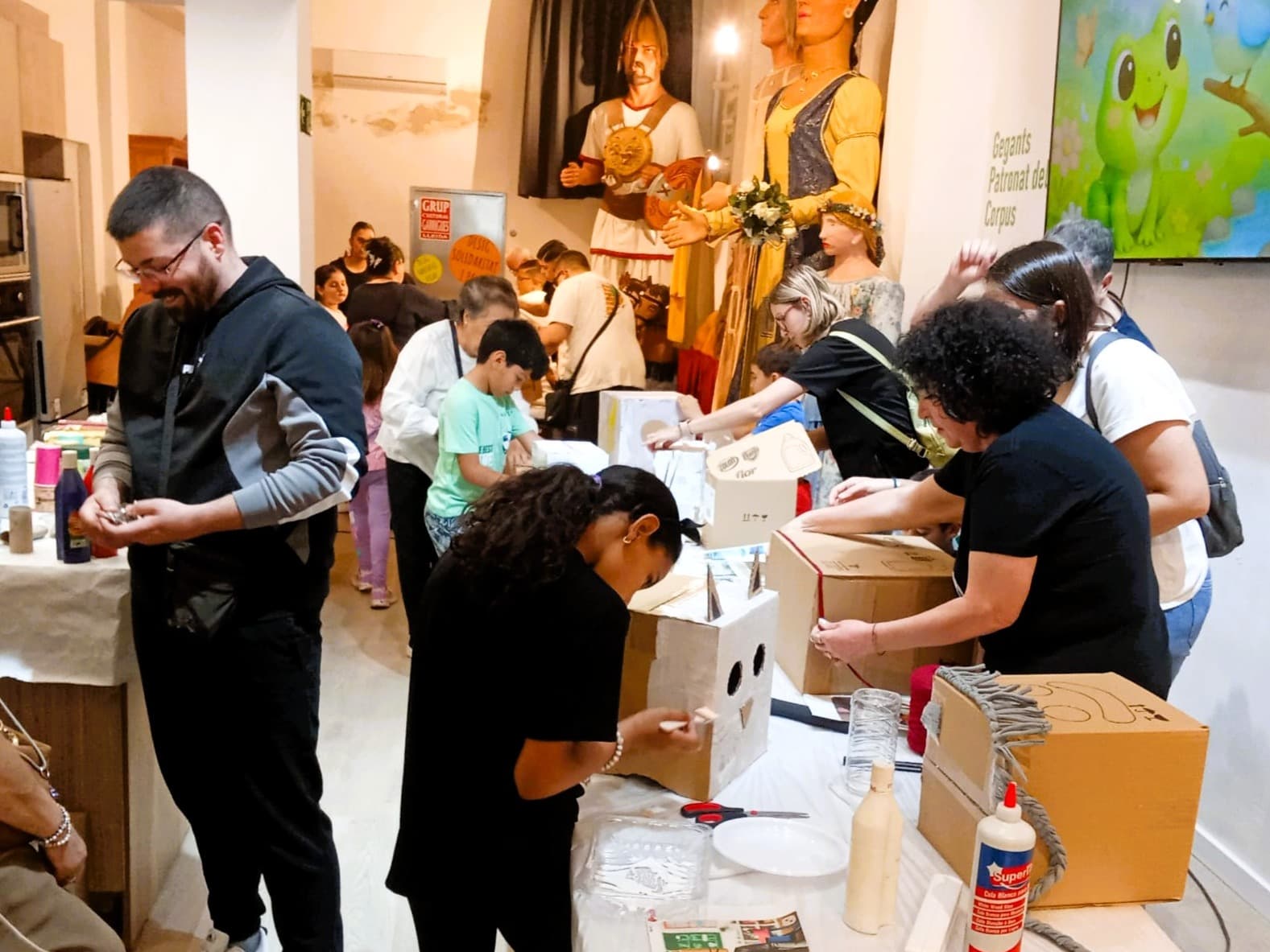 Més d’una vintena d’infants i joves de la Mariola participen en el taller de Capgrossos