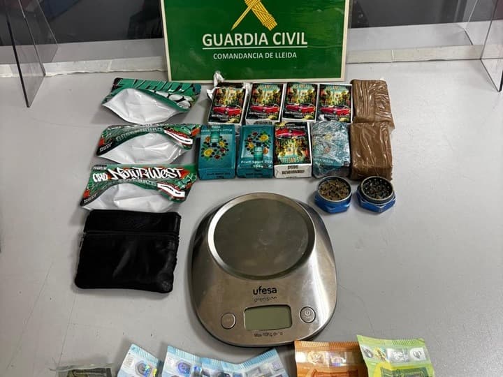 Detingudes 2 persones amb 1 quilo d'haixix a la duana de la Farga de Moles