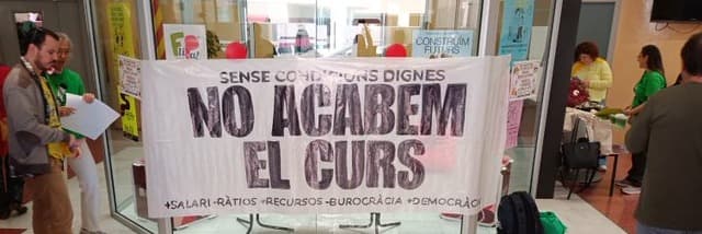 Els sindicats educatius contraris a l'acord amb la Generalitat ocupen durant el matí els Serveis Territorials a Lleida