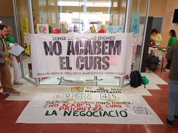 Els sindicats educatius contraris a l'acord amb la Generalitat ocupen durant el matí els Serveis Territorials a Lleida
