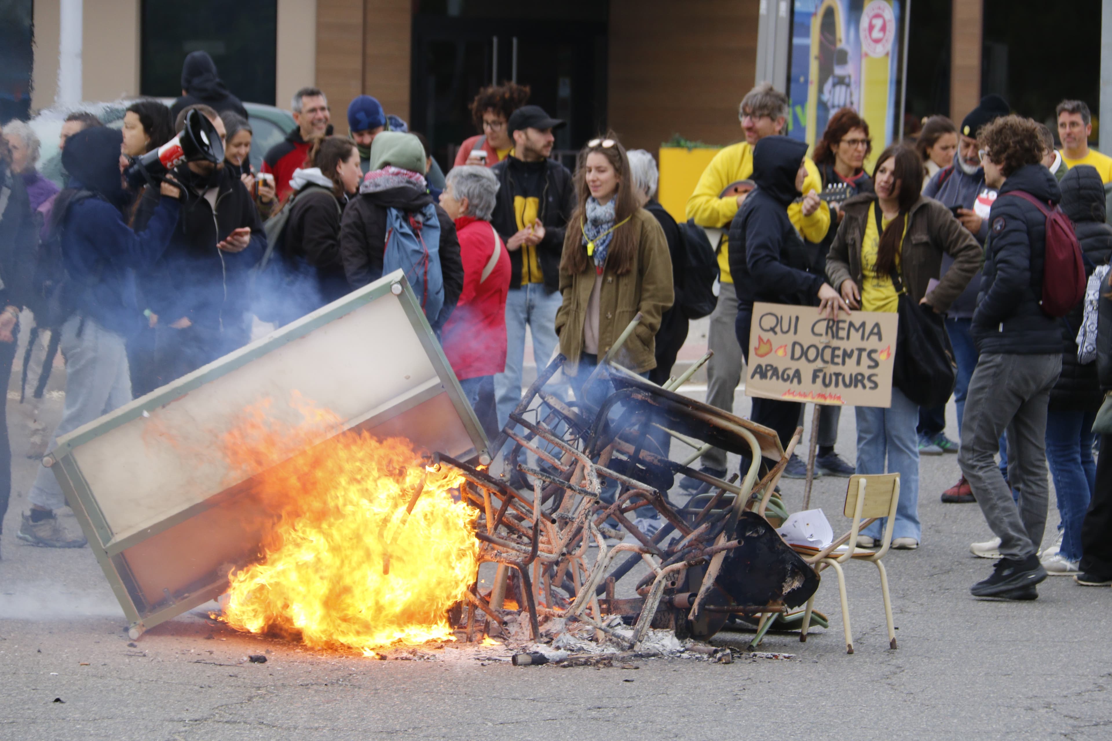 La jornada de vaga educativa a Ponent, Alt Pirineu i Aran arrenca amb un tall a l’N-240 a Lleida