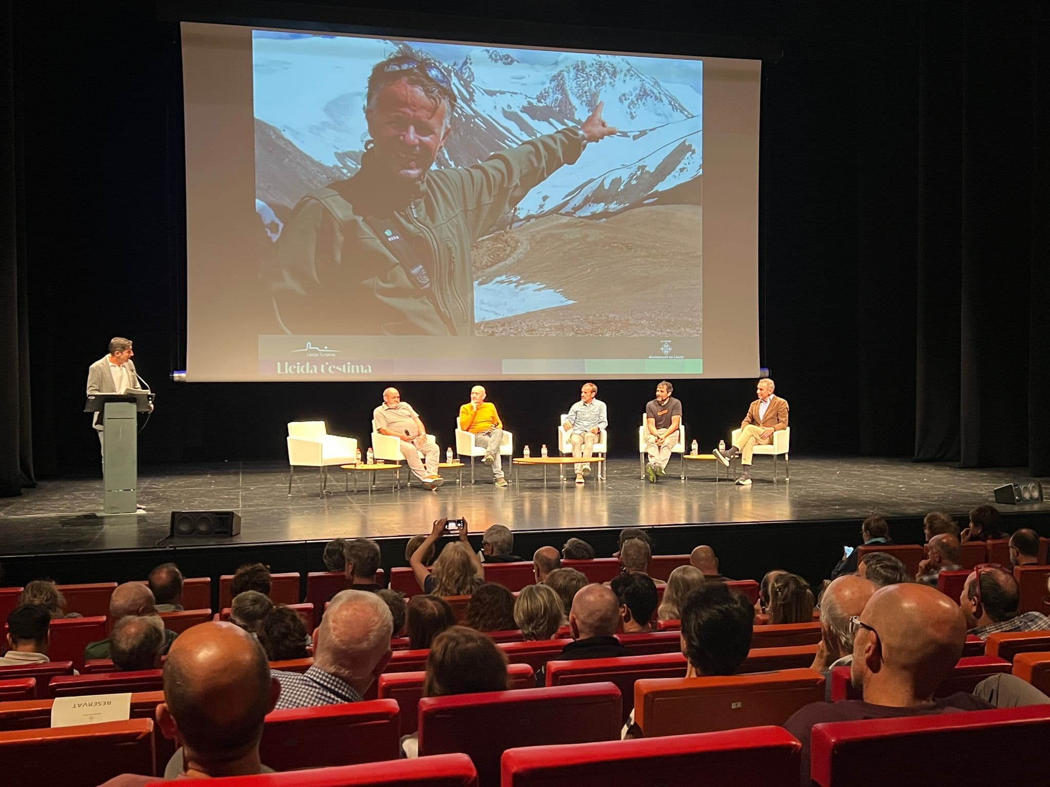 Lleida homenatja l’alpinista Juanjo Garra amb un acte multitudinari a la Llotja