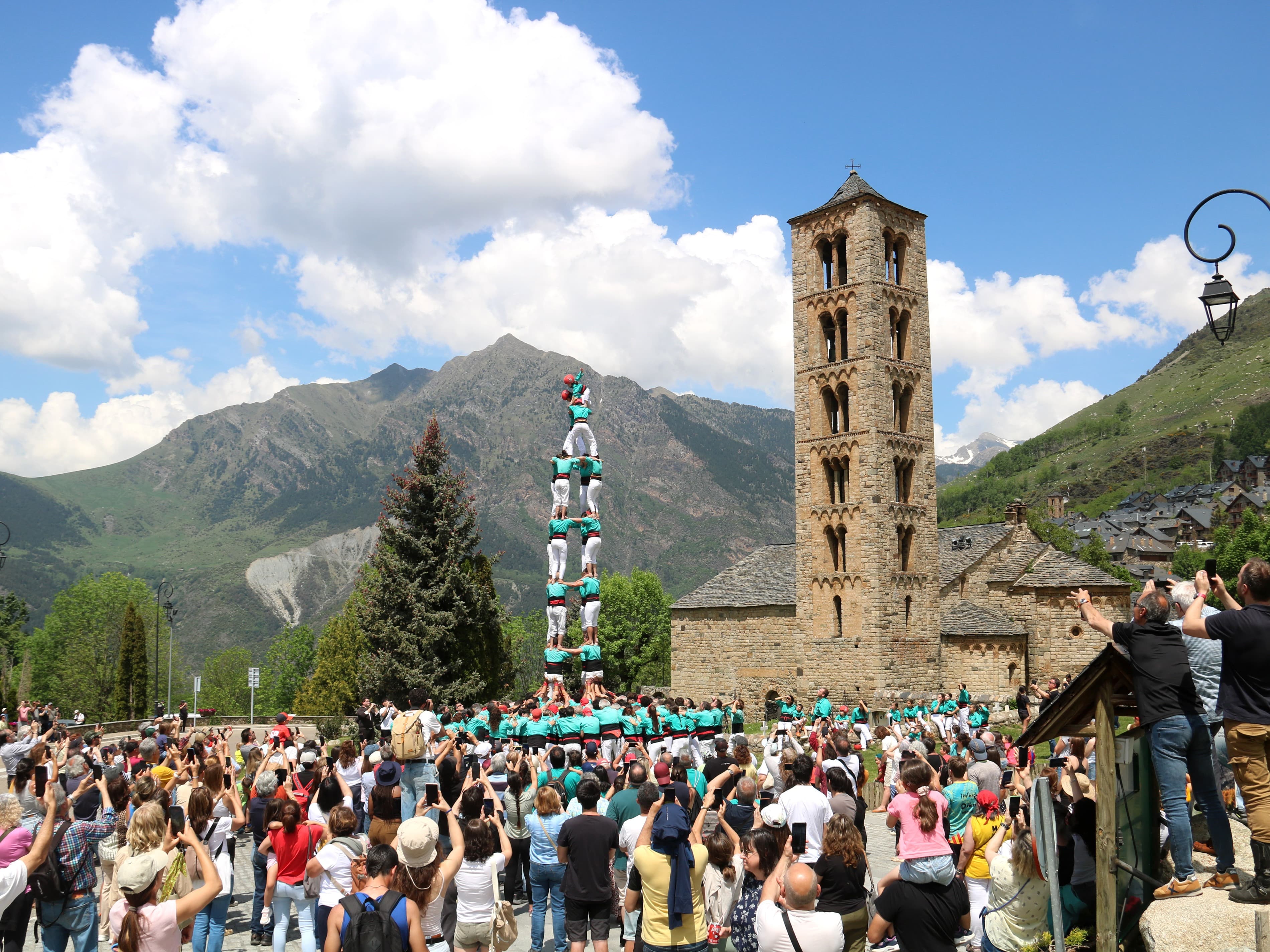 El conjunt romànic de la Vall de Boí uneix tradició i patrimoni amb l’actuació dels castellers de Vilafranca