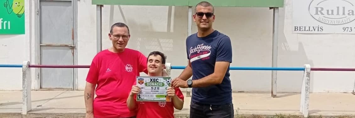 El CF Bellvís recapta 525 euros amb les seves segones equipacions i entrega el donatiu a Acudam