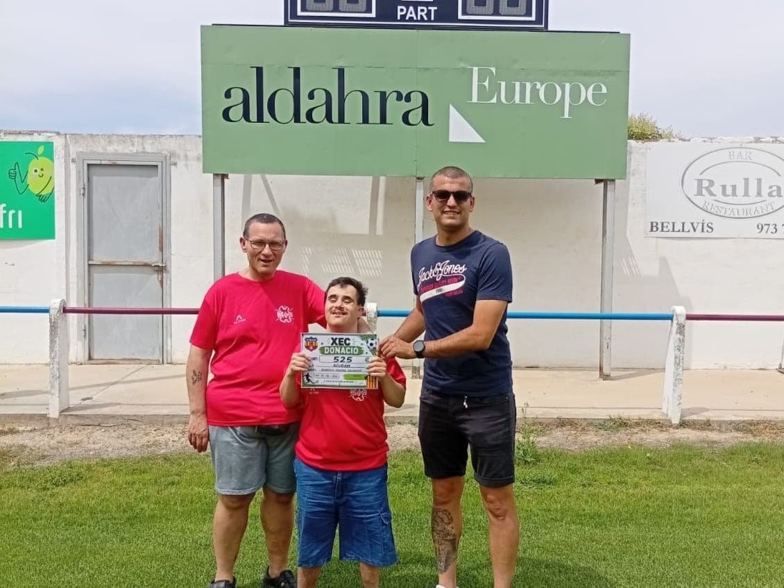El CF Bellvís recapta 525 euros amb les seves segones equipacions i entrega el donatiu a Acudam