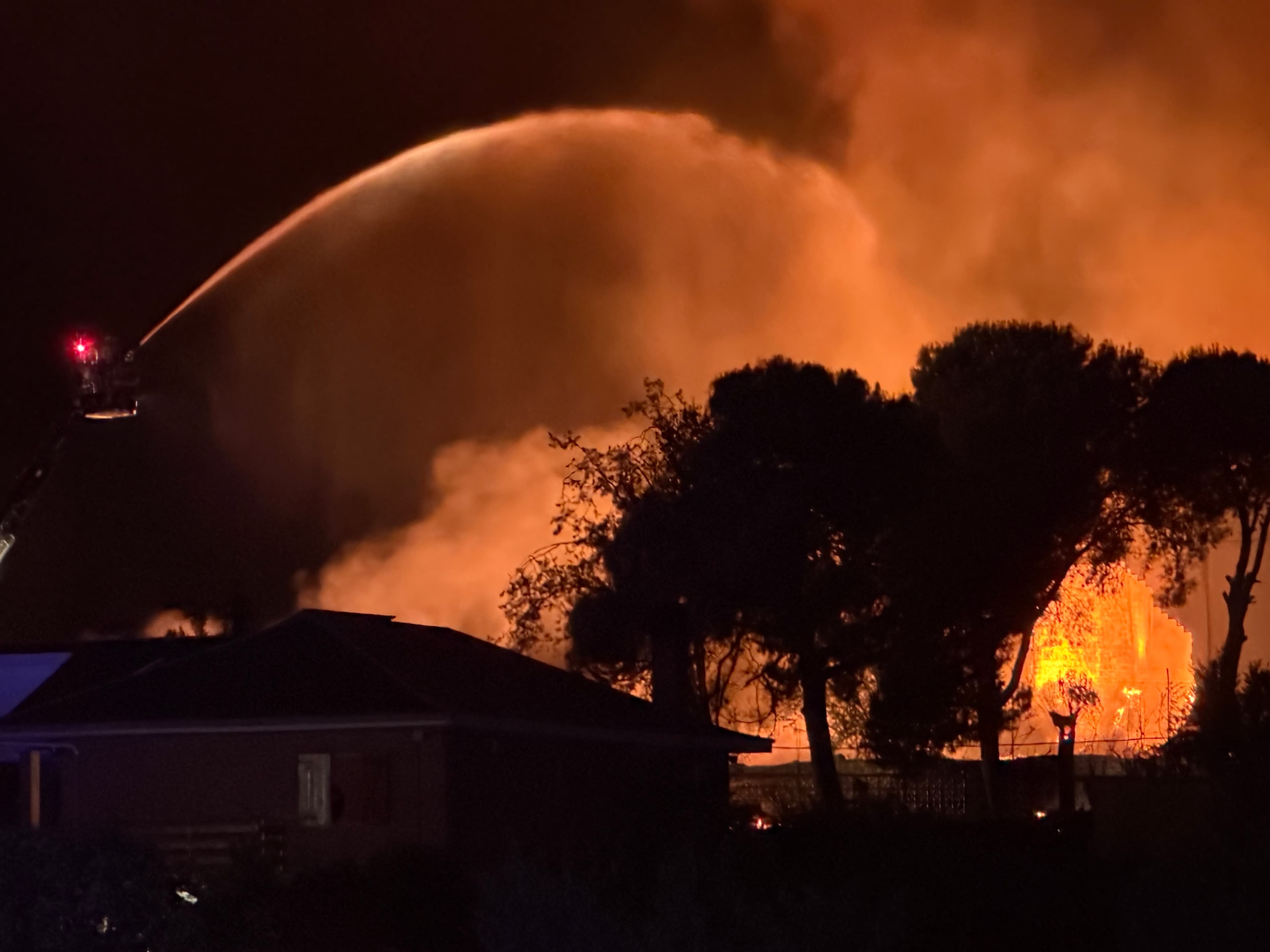 Els Bombers donen per "estabilitzat" l'incendi d'una cooperativa fruitera de Lleida