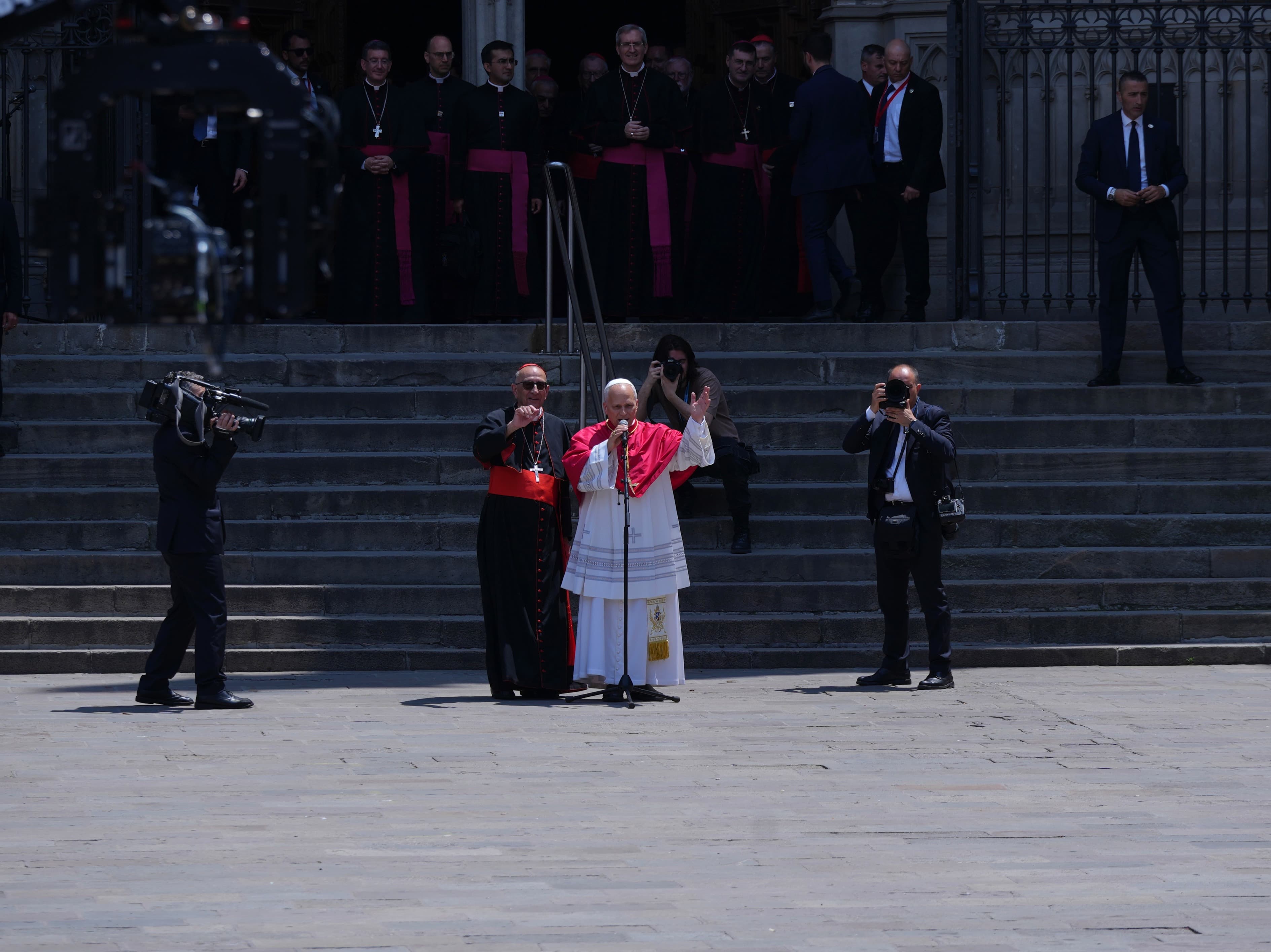 El Papa saluda en català els 6.000 fidels fora de la catedral de Barcelona en el seu primer acte a la capital