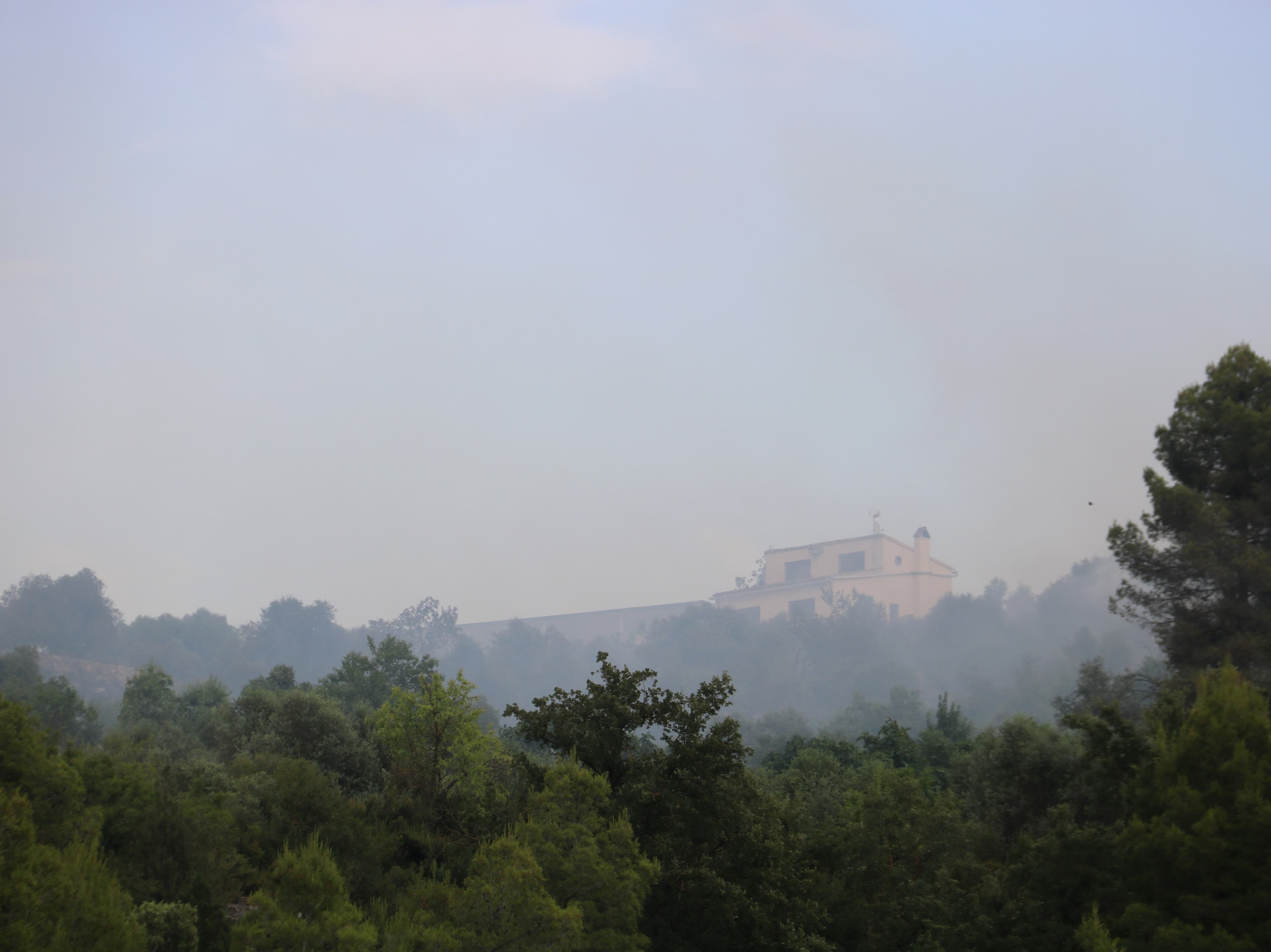 Els Bombers mantenen 16 dotacions terrestres i mitjans aeris en l'incendi estabilitzat de Cervià de les Garrigues
