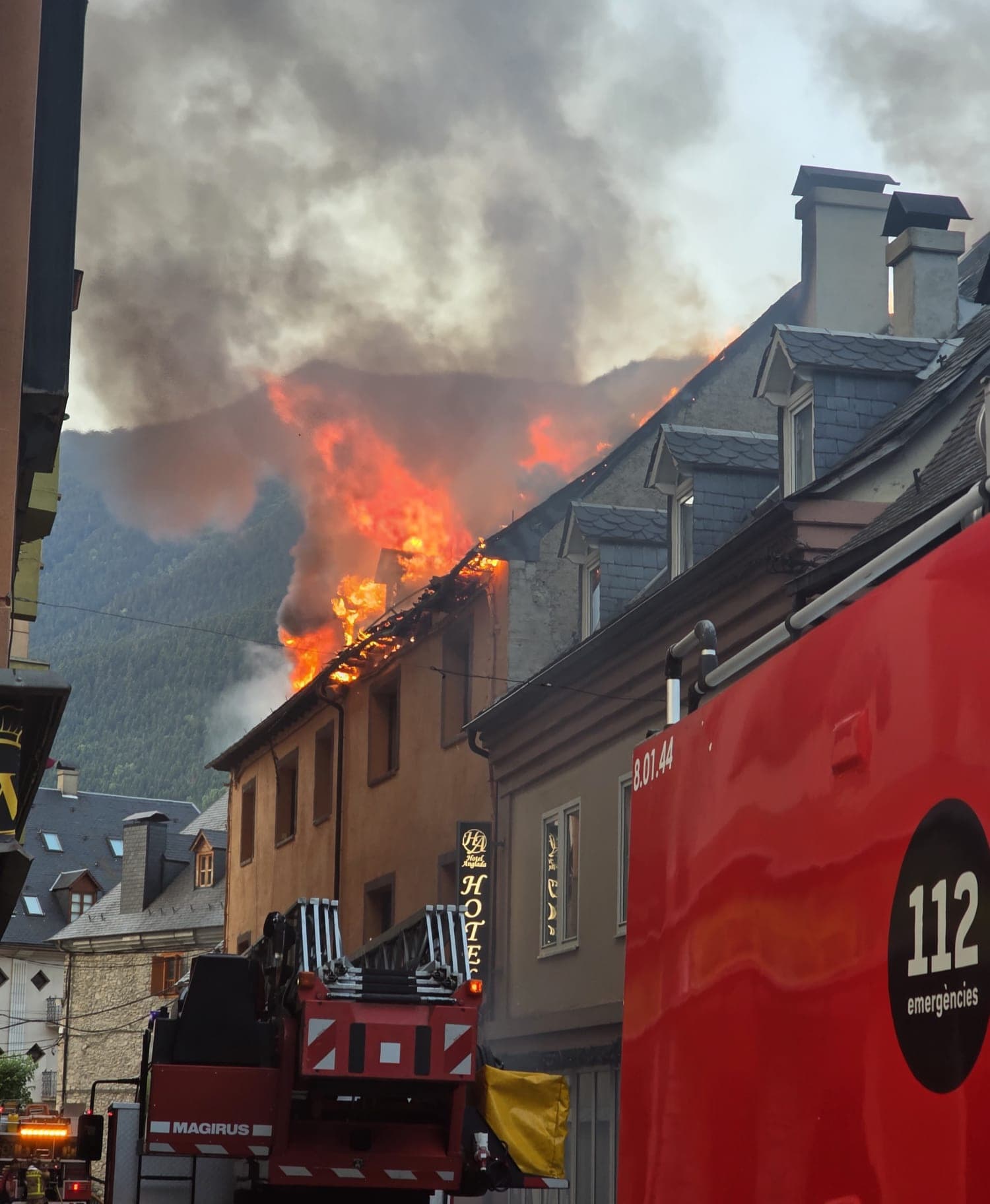 Activen un dispositiu d’atenció integral per als afectats per l’incendi de Vielha