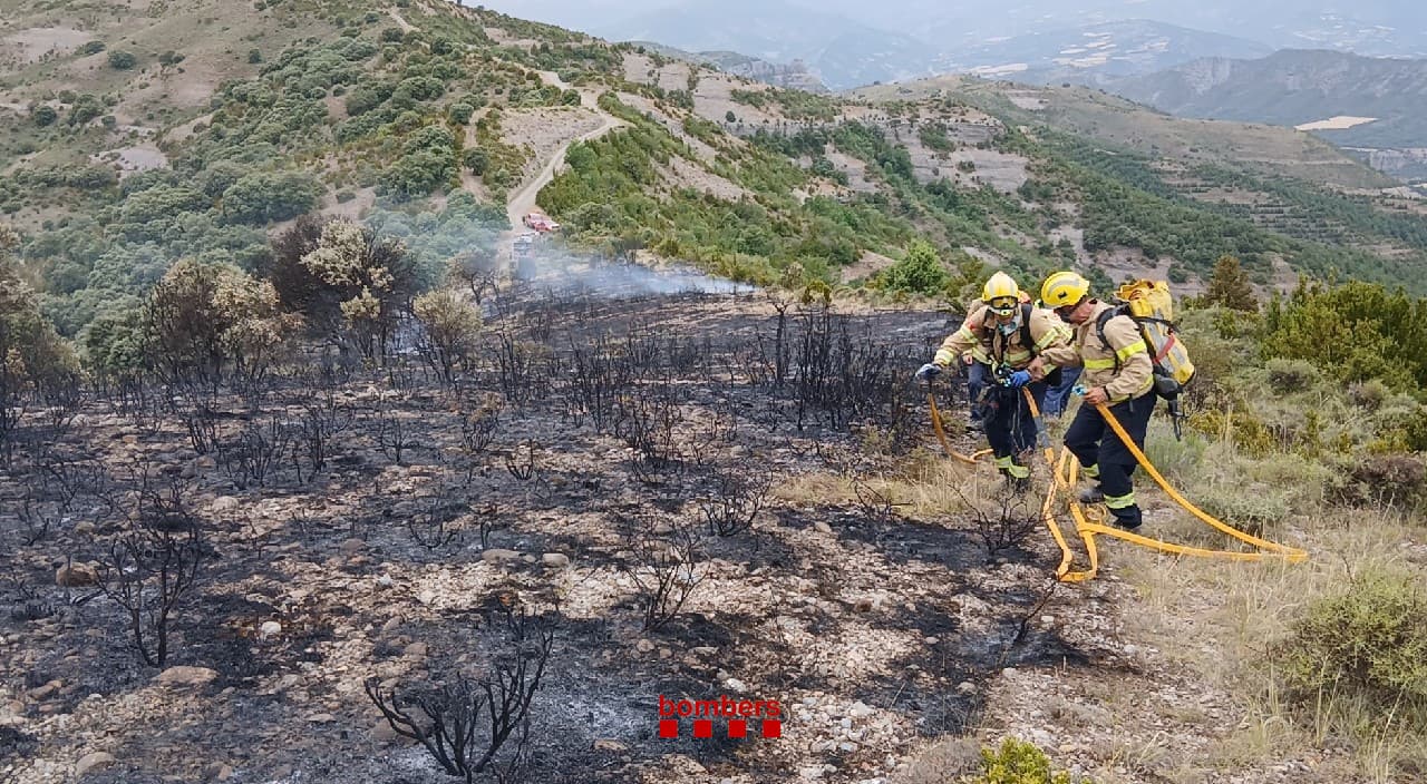 Els Bombers estabilitzen l'incendi entre Salàs de Pallars i Talarn, a més de tres focs menors més provocats per llamps