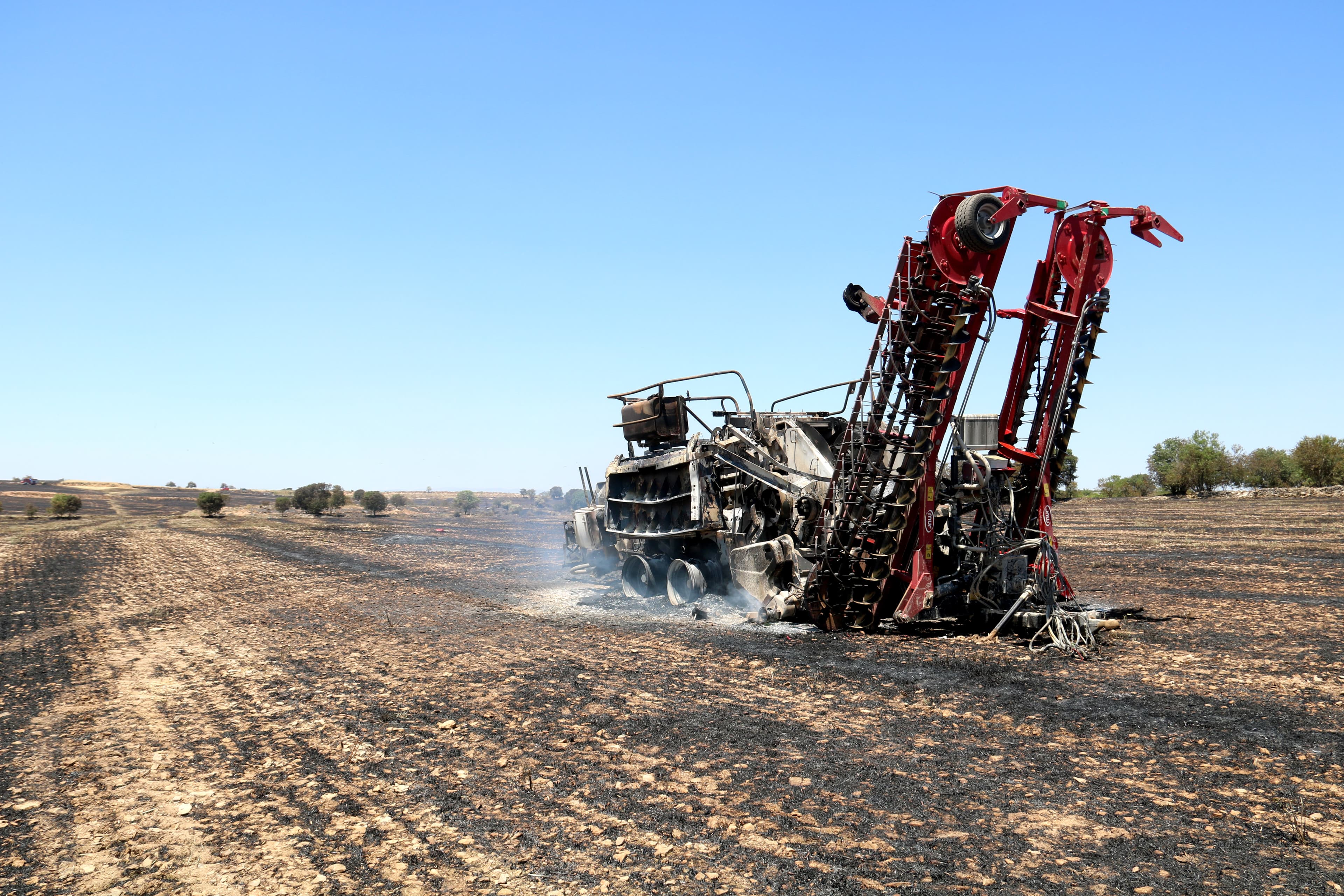 Demanen el confinament de Santa Maria de Montmagastrell per un incendi de vegetació agrícola