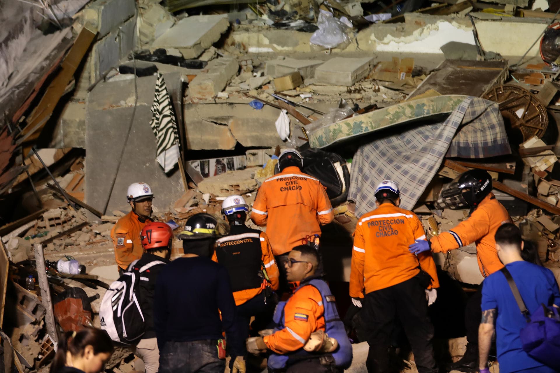 La xifra de morts pels terratrèmols de Veneçuela s'enfila a 920 i més de 3.300 ferits