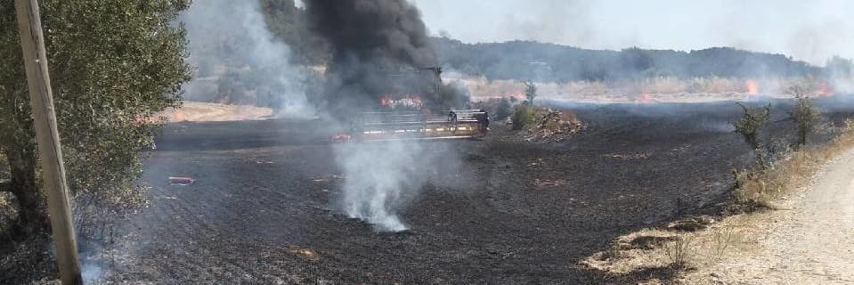 Els Bombers treballen per apagar un incendi a Anya, a Artesa de Segre